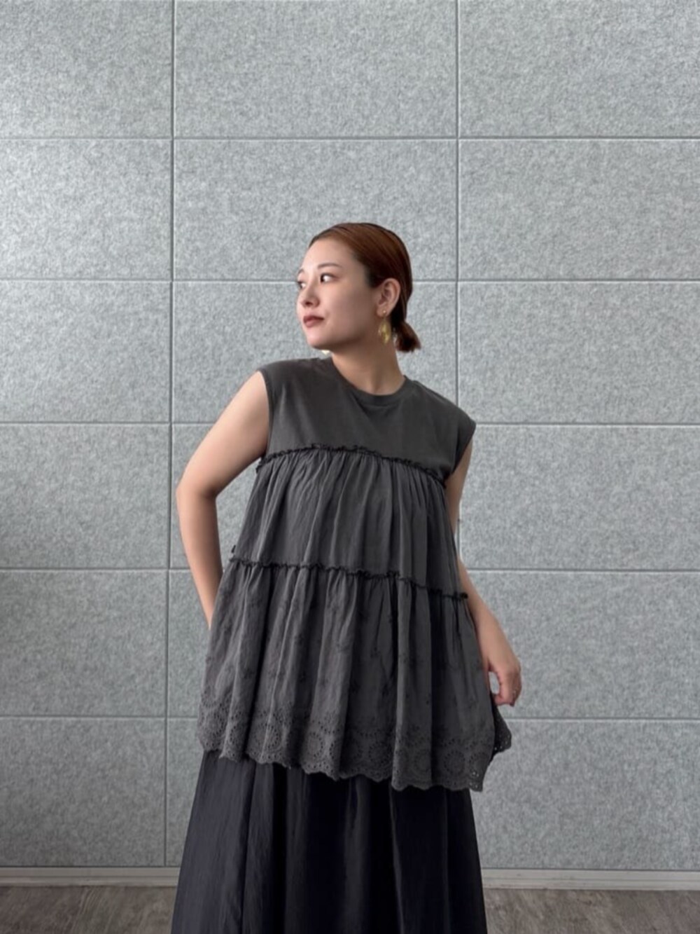 グレー系のTシャツ/カットソー、ブラック系のスカートを着用したレディースの夏コーディネートの4枚目の写真