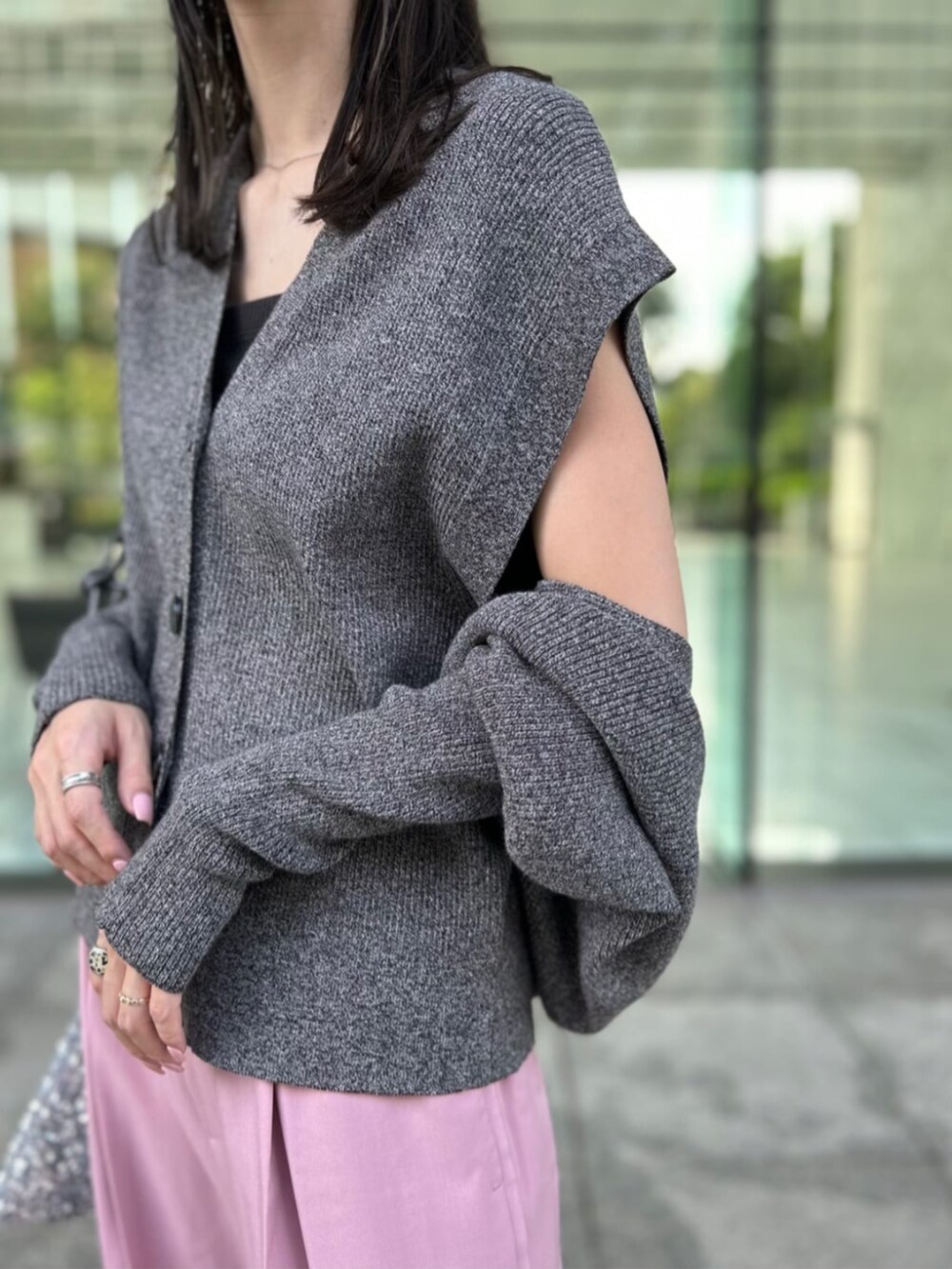 グレー系のカーディガン/ボレロ、ピンク系のその他パンツを着用したレディースの秋コーディネートの5枚目の写真