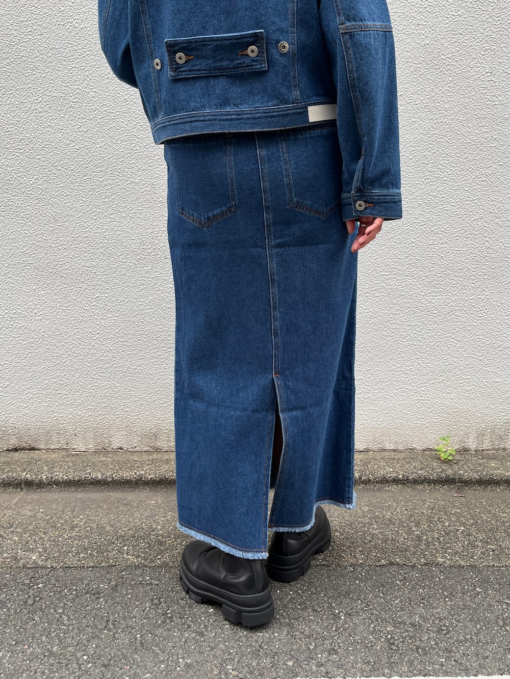 グレー系のTシャツ/カットソーを着用したレディースの秋コーディネートの10枚目の写真