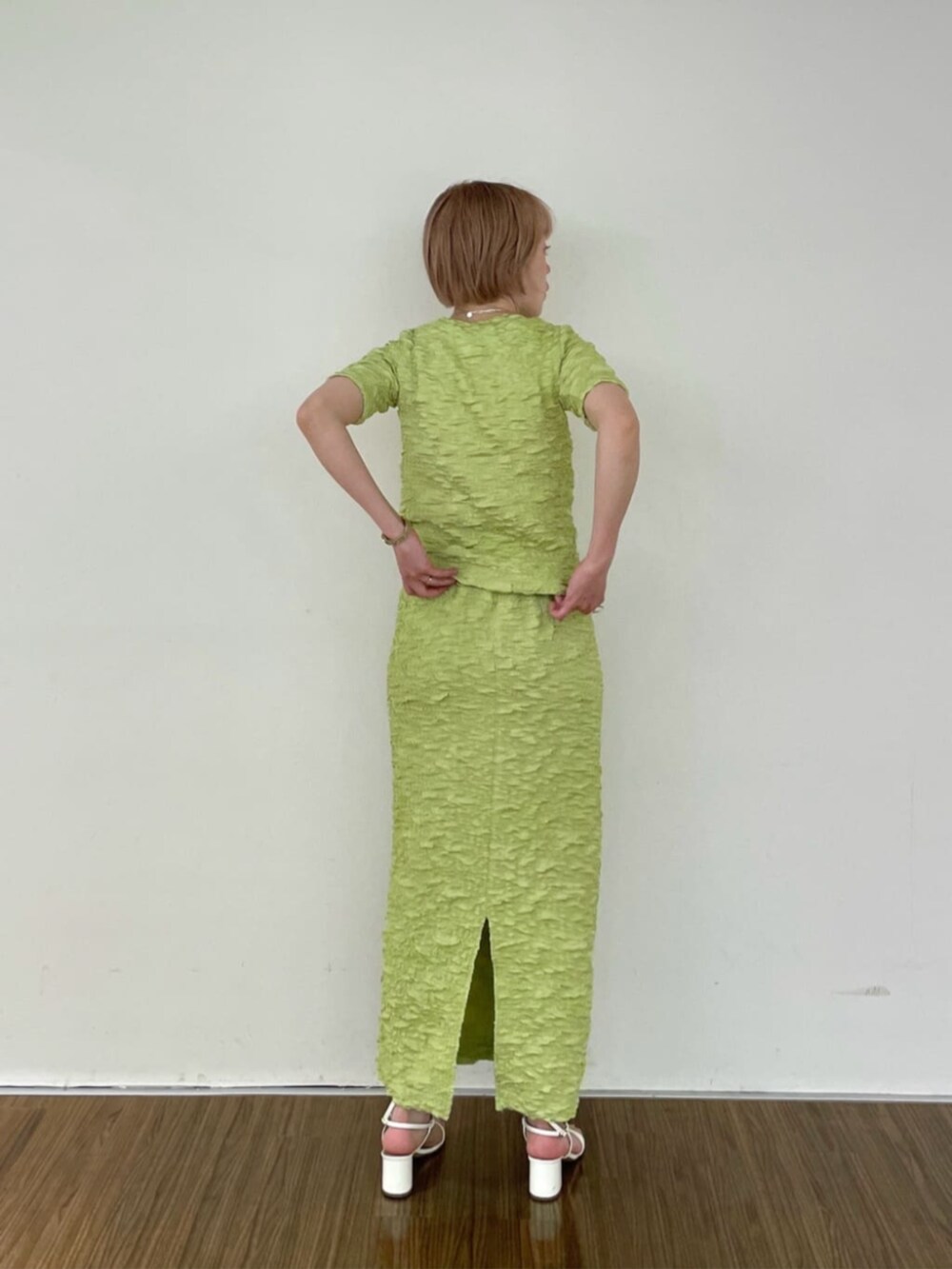 グリーン系のTシャツ/カットソー、グリーン系のスカートを着用したレディースの春コーディネートの3枚目の写真