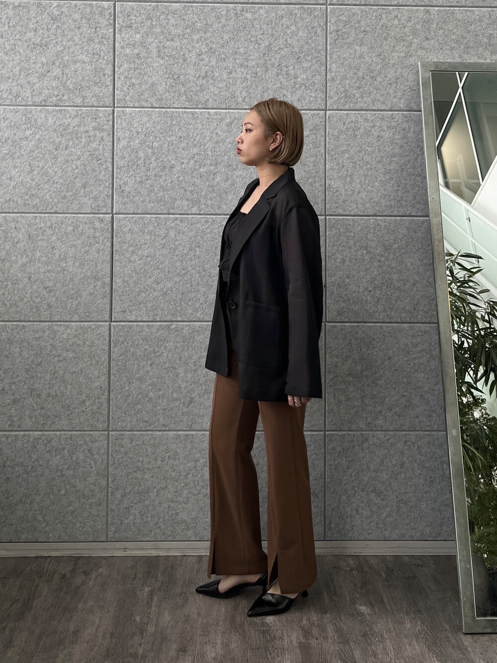 ブラウン系のその他パンツ、ブラック系のシャツ/ブラウス、ブラック系のテーラードジャケットを着用したレディースの春コーディネートの4枚目の写真