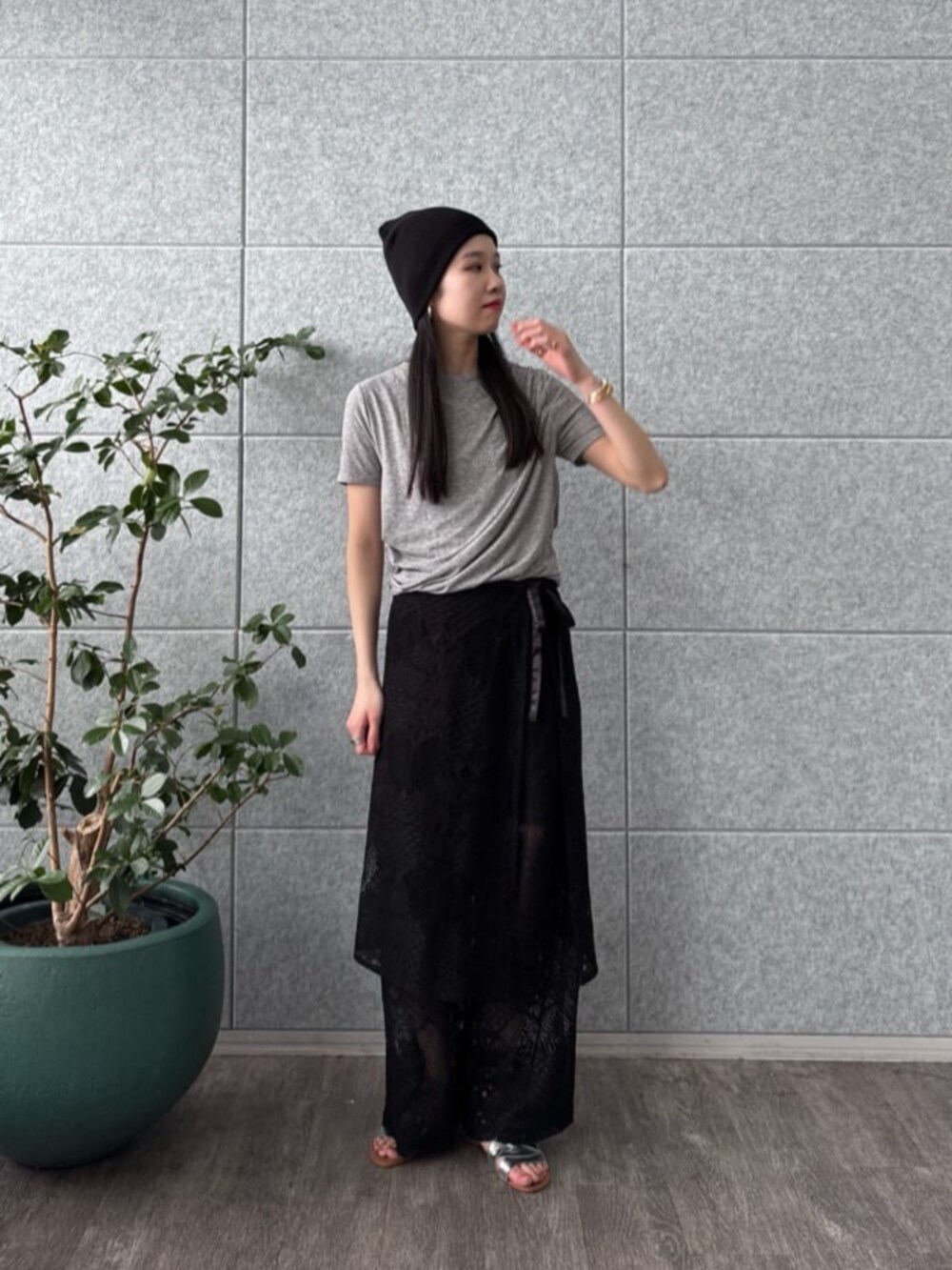 ブラック系のその他パンツ、グレー系のTシャツ/カットソーを着用したレディースの夏コーディネートの4枚目の写真