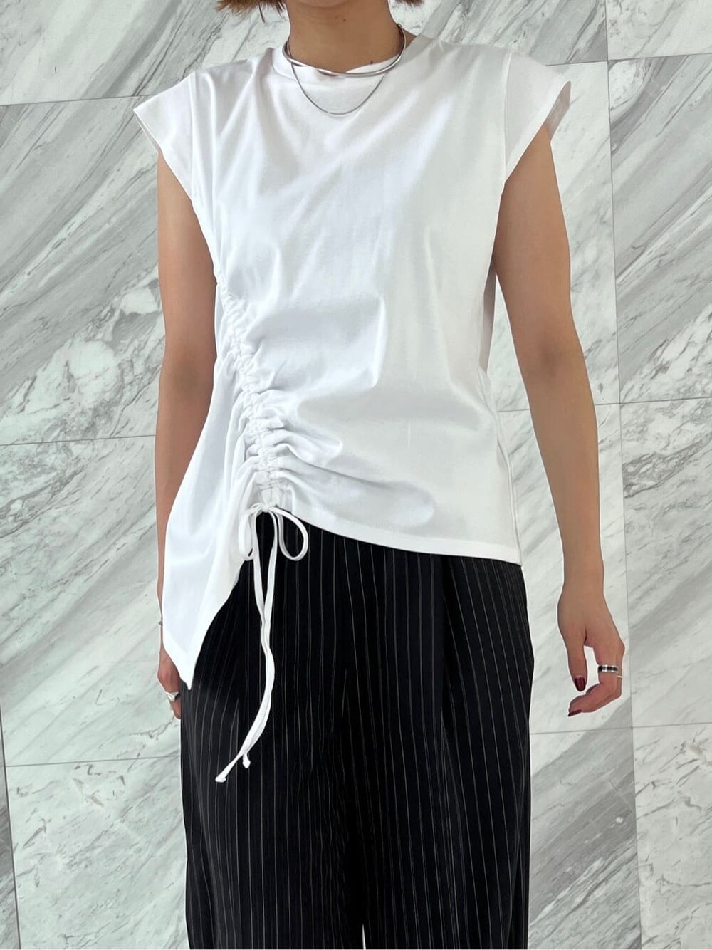 ホワイト系のTシャツ/カットソー、ブラック系のその他パンツを着用したレディースの夏コーディネートの4枚目の写真