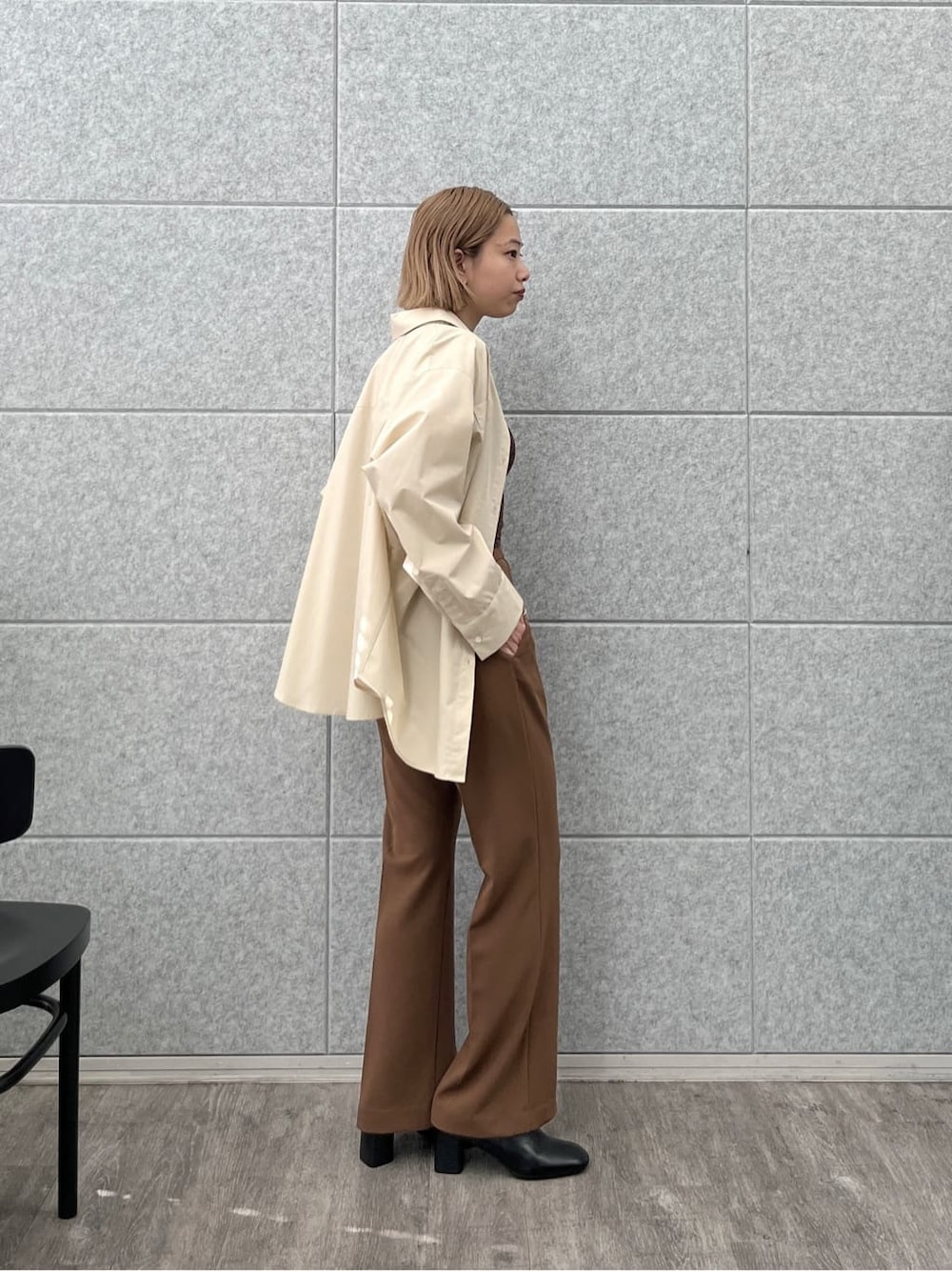 ベージュ系のシャツ/ブラウス、ブラウン系のタンクトップ、ブラウン系のその他パンツを着用したレディースの春コーディネートの4枚目の写真