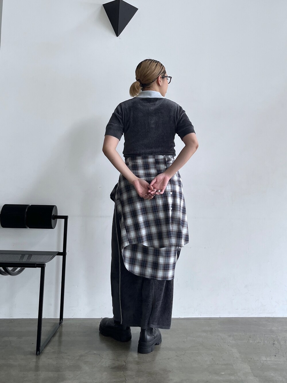 グレー系のニット/セーター、グレー系のスカート、ブルー系のシャツ/ブラウスを着用したレディースの夏コーディネートの4枚目の写真