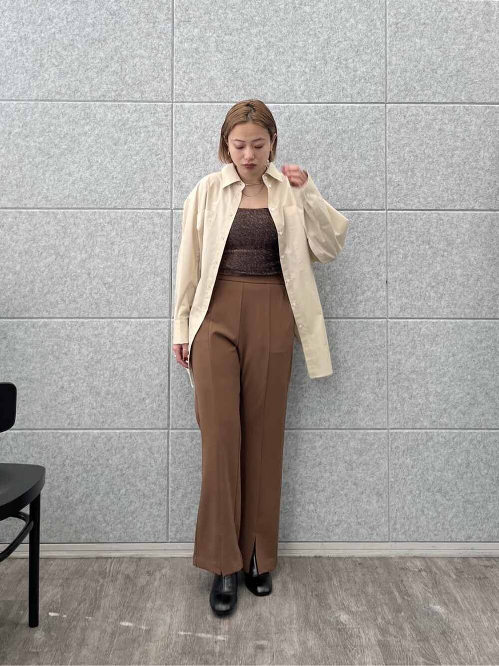 ベージュ系のシャツ/ブラウス、ブラウン系のタンクトップ、ブラウン系のその他パンツを着用したレディースの春コーディネートの8枚目の写真
