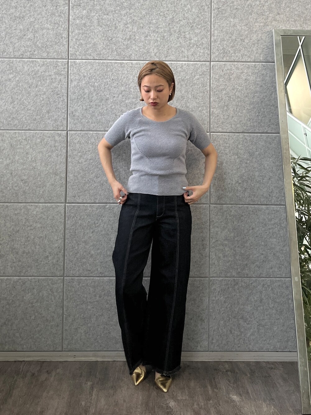 ブルー系のデニムパンツ、ブルー系のニット/セーターを着用したレディースの春コーディネートの2枚目の写真