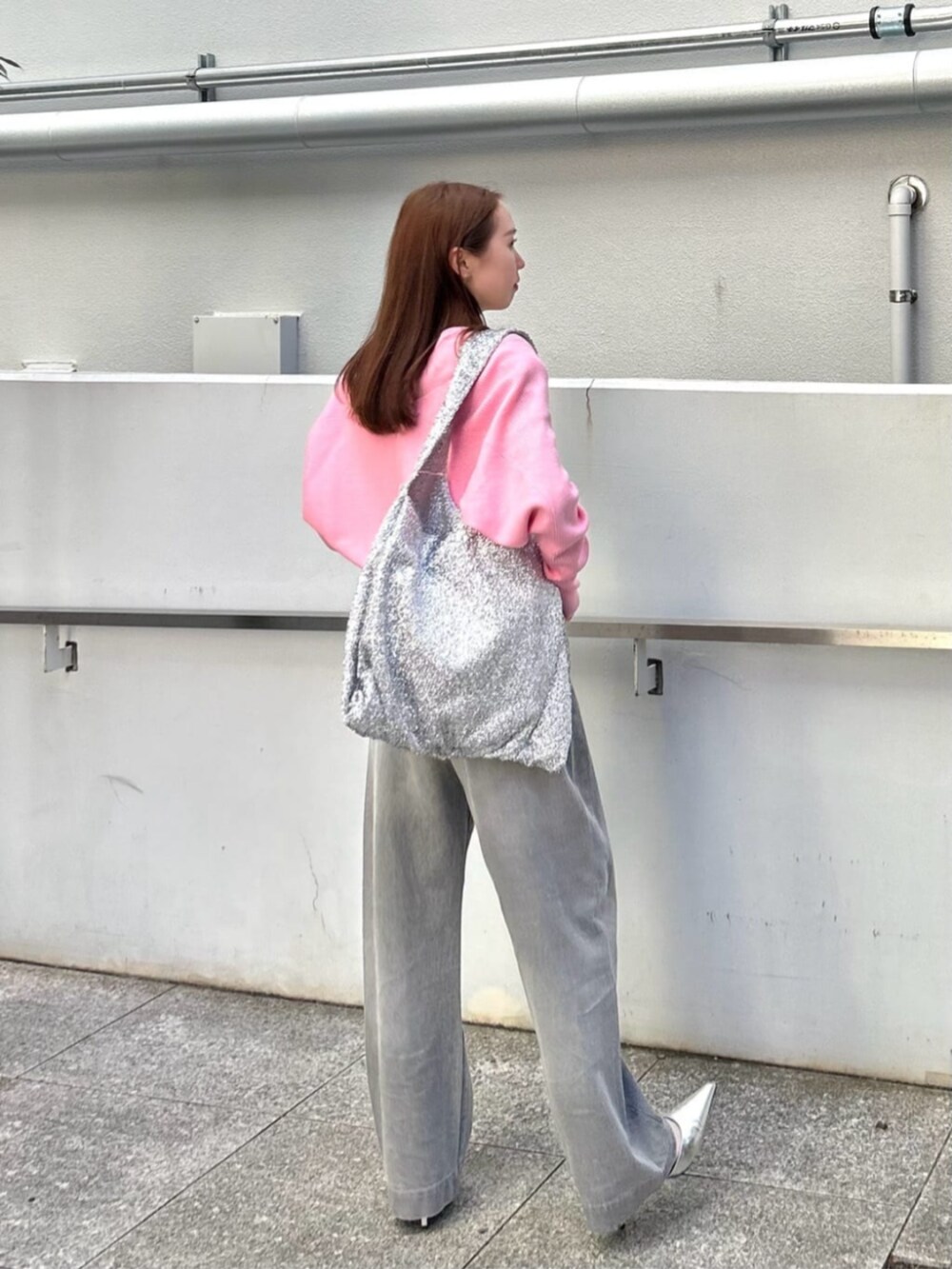 ピンク系のカーディガン/ボレロ、グレー系のデニムパンツを着用したレディースの冬コーディネートの2枚目の写真