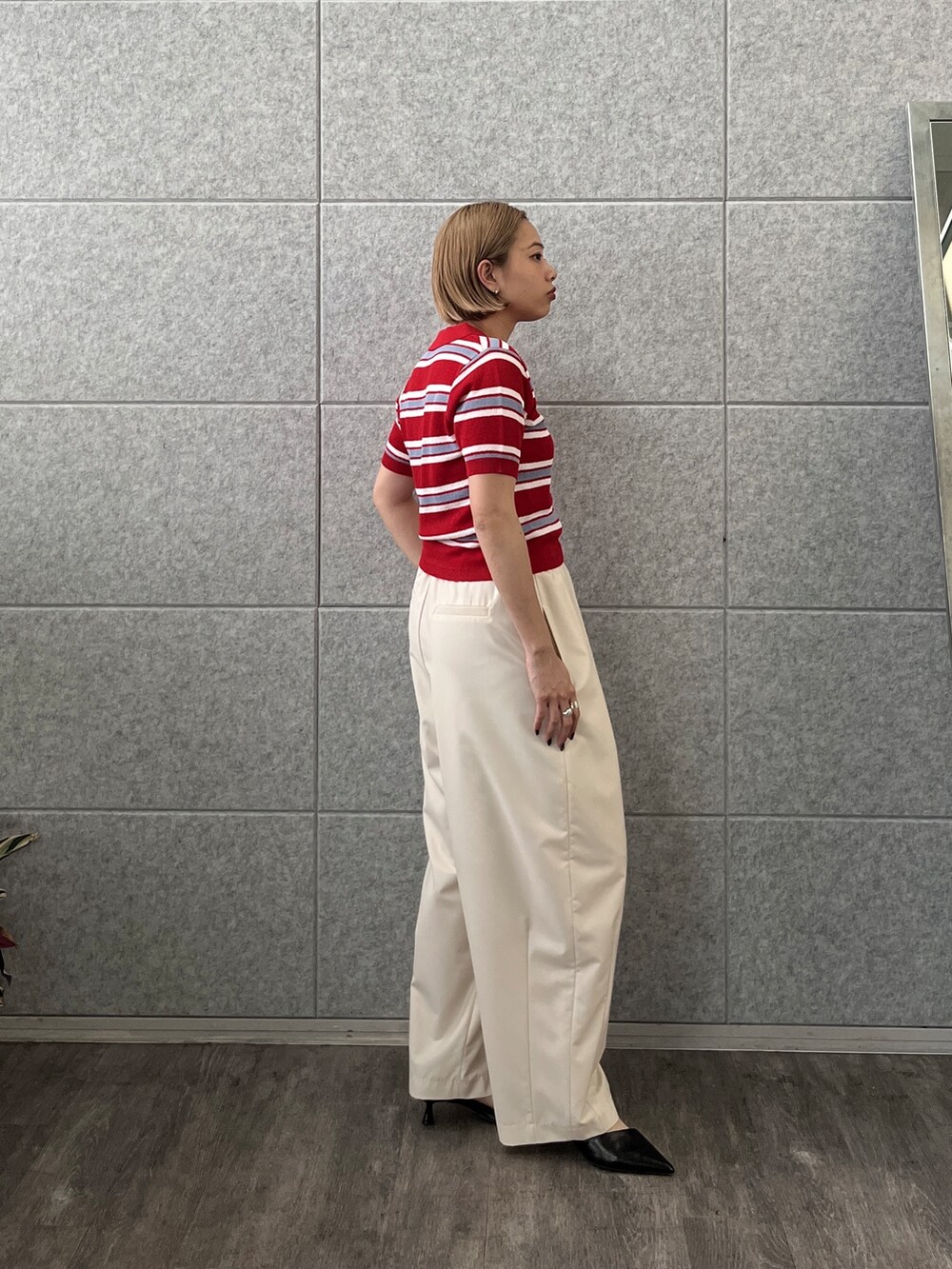 ホワイト系のその他パンツ、レッド系のニット/セーターを着用したレディースの春コーディネートの6枚目の写真