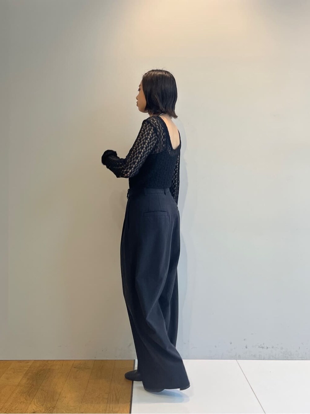 ブラック系のTシャツ/カットソー、ブラック系のその他パンツ、シルバー系のハンドバッグを着用したレディースの秋コーディネートの4枚目の写真