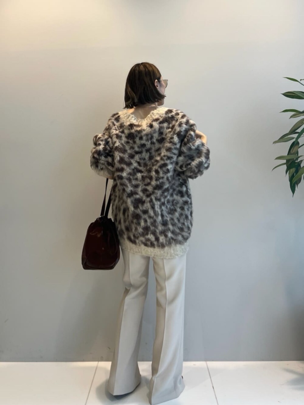 ブラウン系のブーツ、ブラウン系のカーディガン/ボレロ、ベージュ系のその他パンツを着用したレディースの秋コーディネートの3枚目の写真