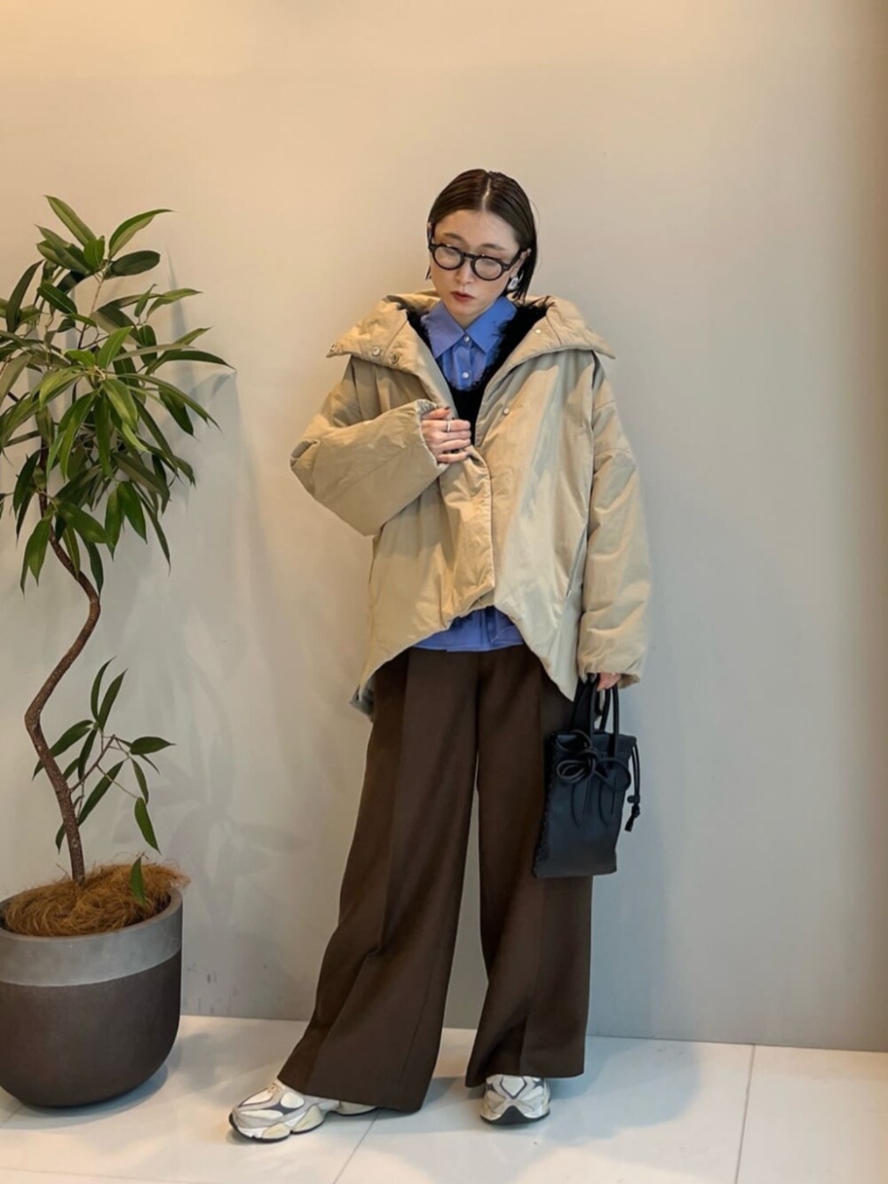 ブルー系のシャツ/ブラウス、ブラウン系のその他パンツ、ブラウン系のその他アウターを着用したレディースの冬コーディネートの4枚目の写真