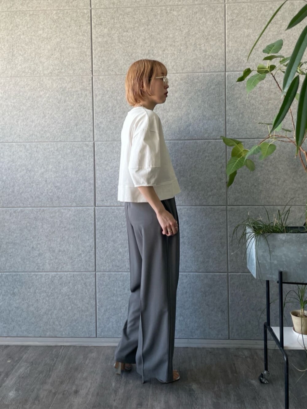 グレー系のその他パンツ、ホワイト系のTシャツ/カットソーを着用したレディースの春コーディネートの3枚目の写真