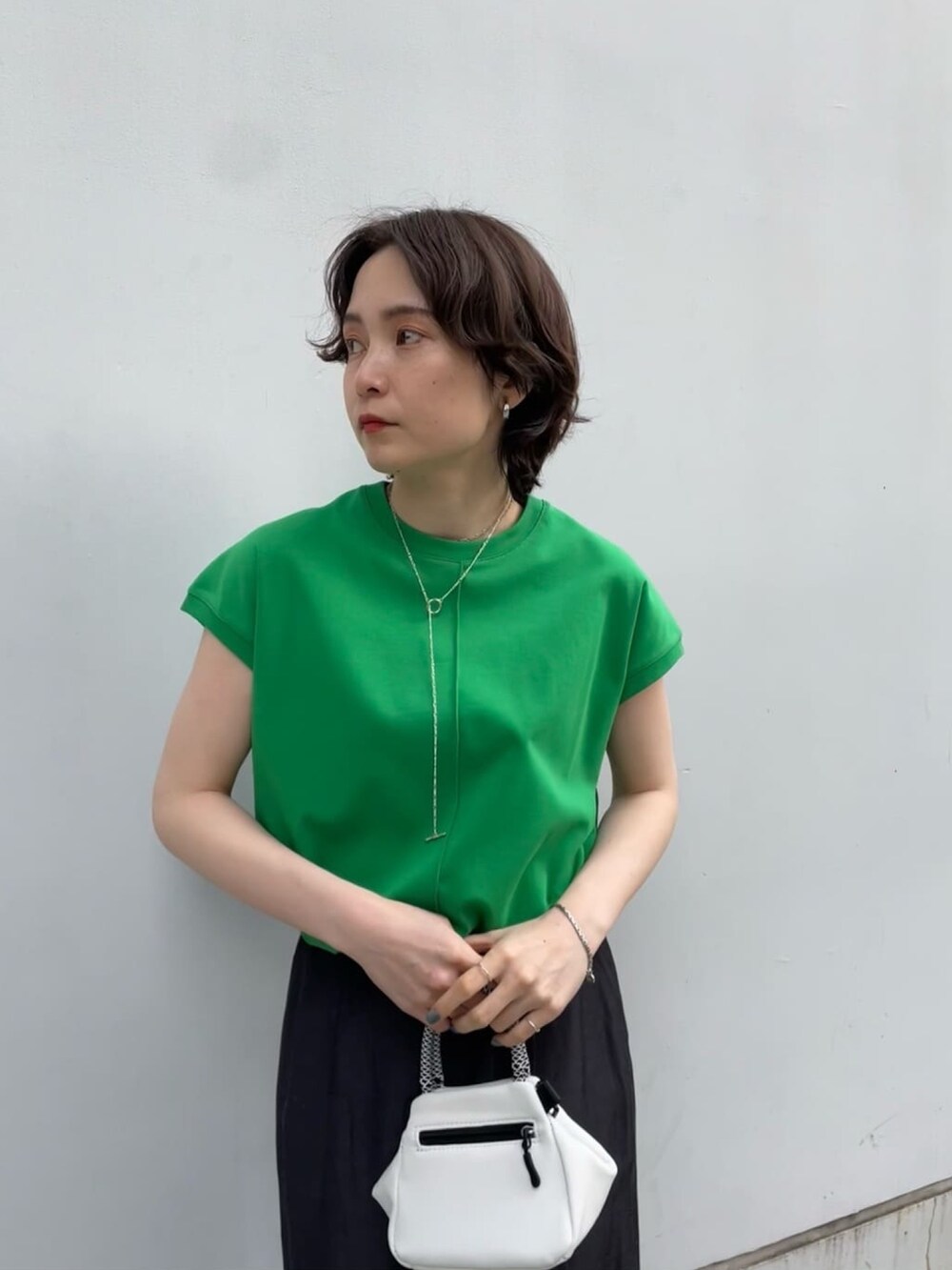 グレー系のその他パンツ、ホワイト系のショルダーバッグ、ブラック系のサンダルを着用したレディースの夏コーディネートの4枚目の写真