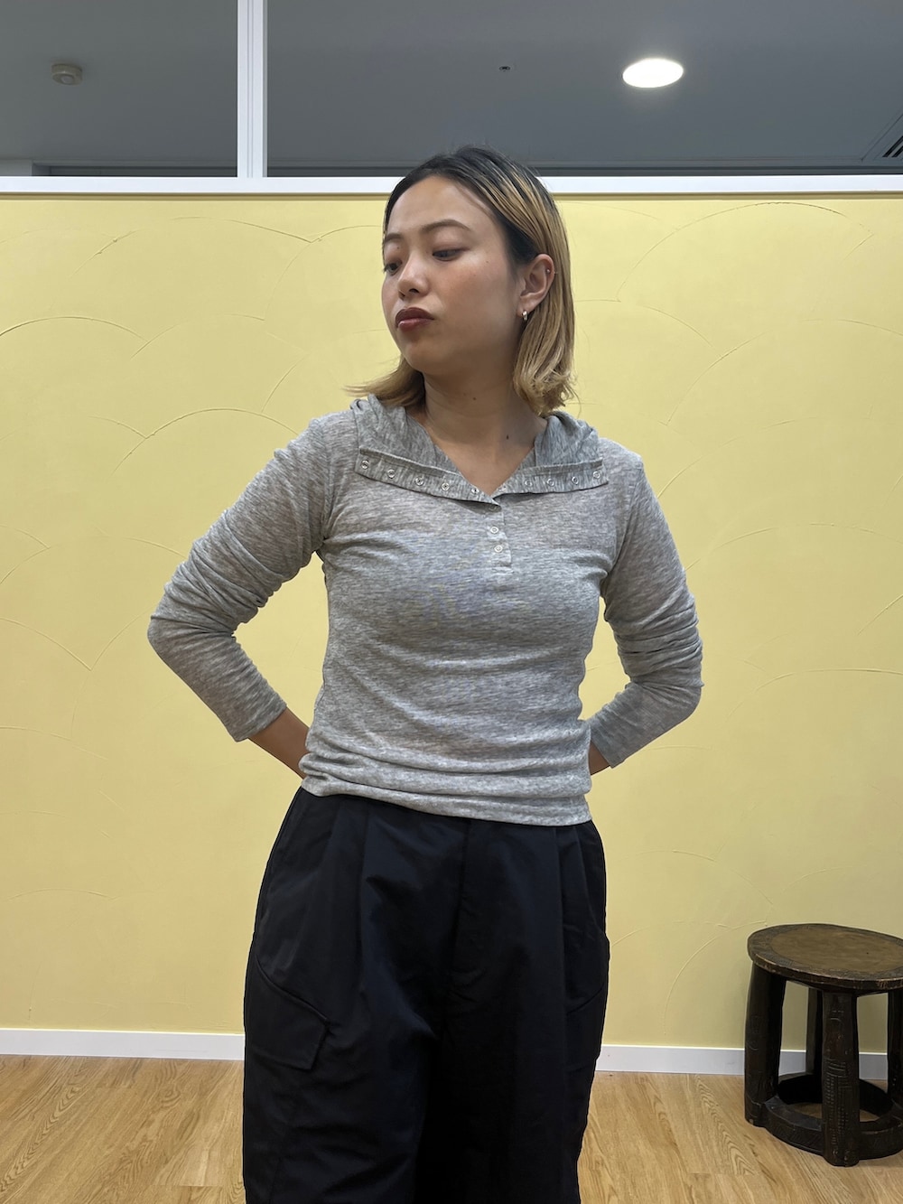 グレー系のTシャツ/カットソー、ブラック系のその他パンツを着用したレディースの夏コーディネートの5枚目の写真