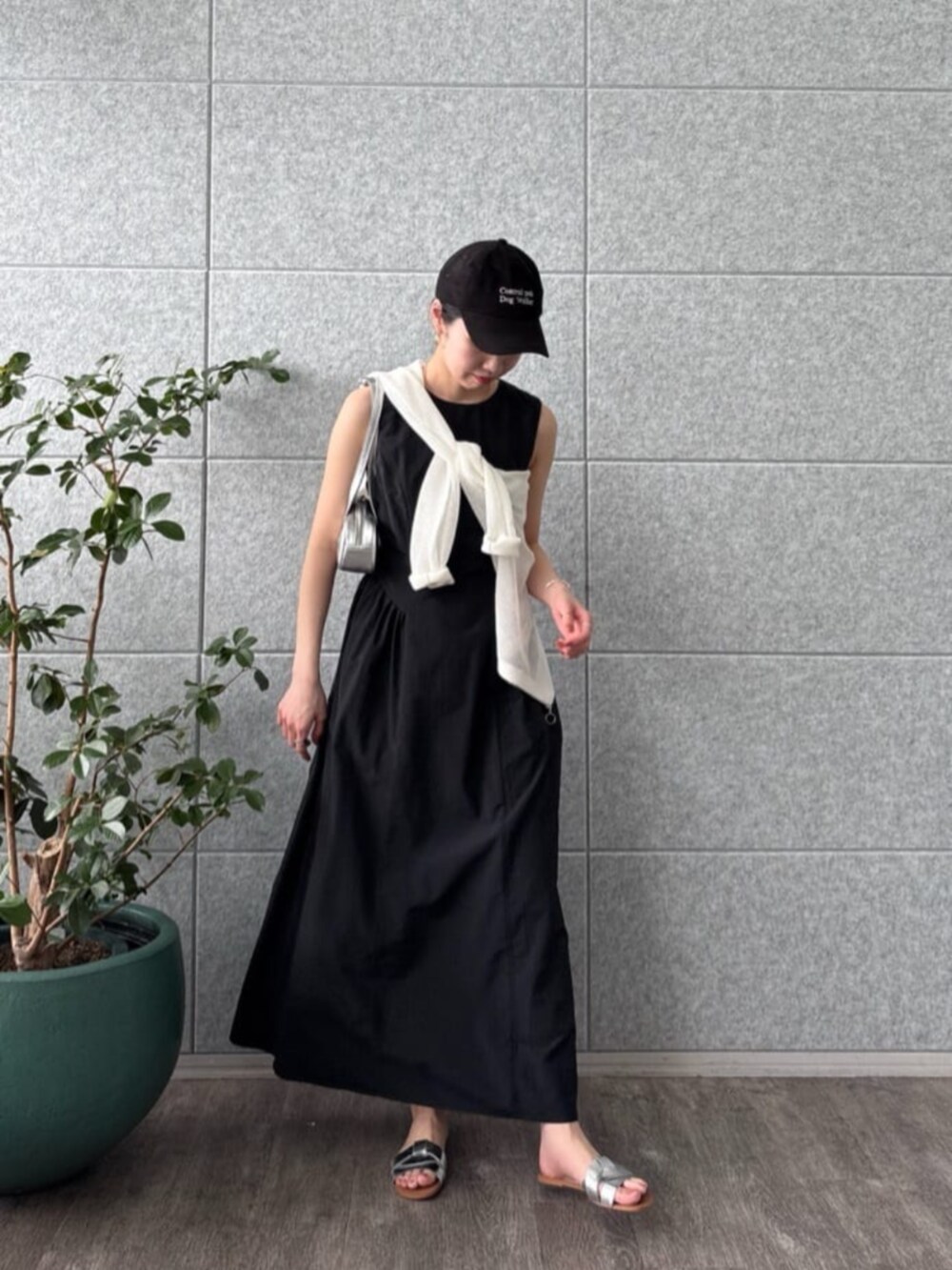 ブラック系のワンピース、ホワイト系のカーディガン/ボレロを着用したレディースの夏コーディネートの2枚目の写真