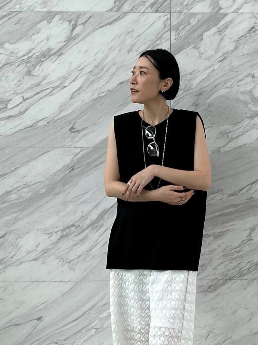 ブラック系のTシャツ/カットソー、ホワイト系のその他パンツ、ブラック系のサンダルを着用したレディースの夏コーディネートの4枚目の写真