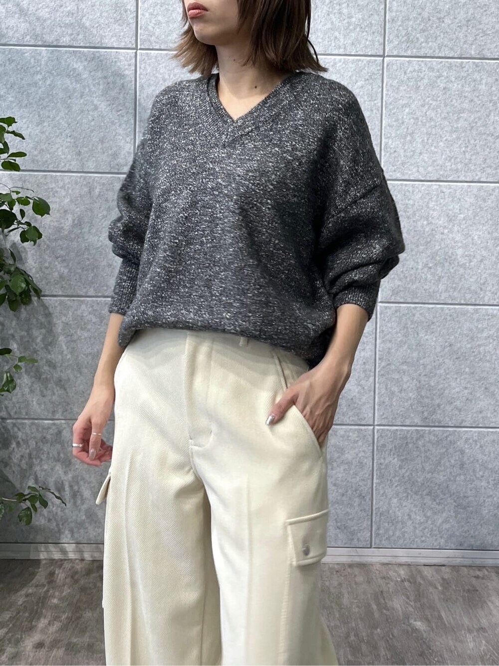 ブラック系のニット/セーター、ホワイト系のその他パンツ、ブラック系のブルゾンを着用したレディースの秋コーディネートの6枚目の写真