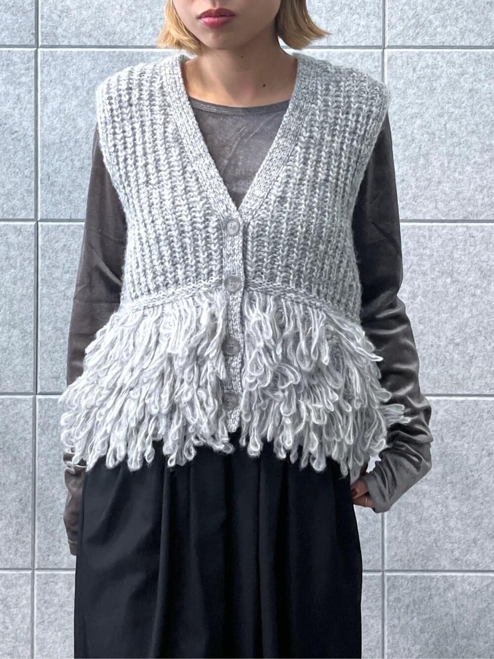 グレー系のTシャツ/カットソー、ブラック系のその他パンツを着用したレディースの秋コーディネートの5枚目の写真