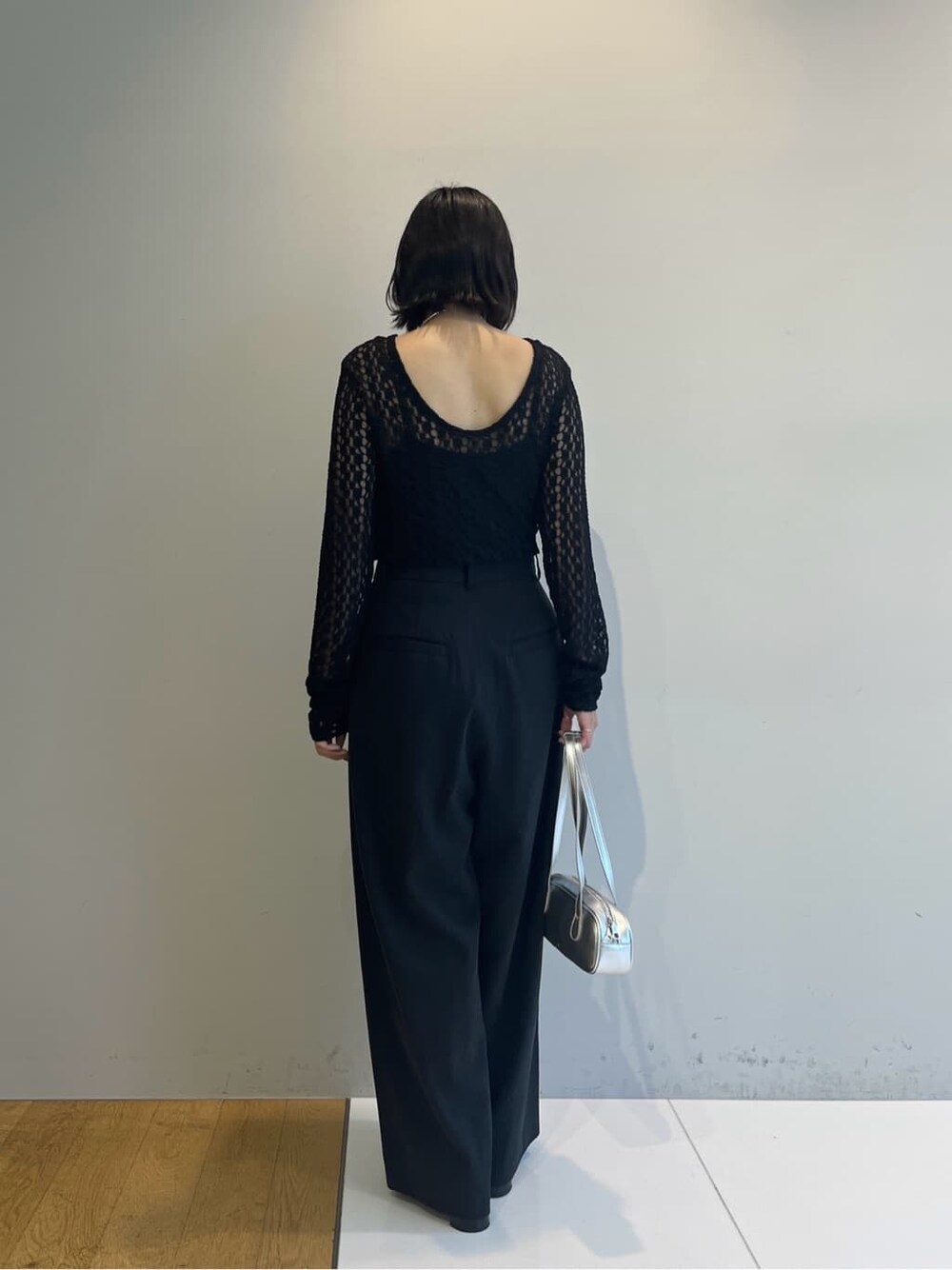 ブラック系のTシャツ/カットソー、ブラック系のその他パンツ、シルバー系のハンドバッグを着用したレディースの秋コーディネートの3枚目の写真