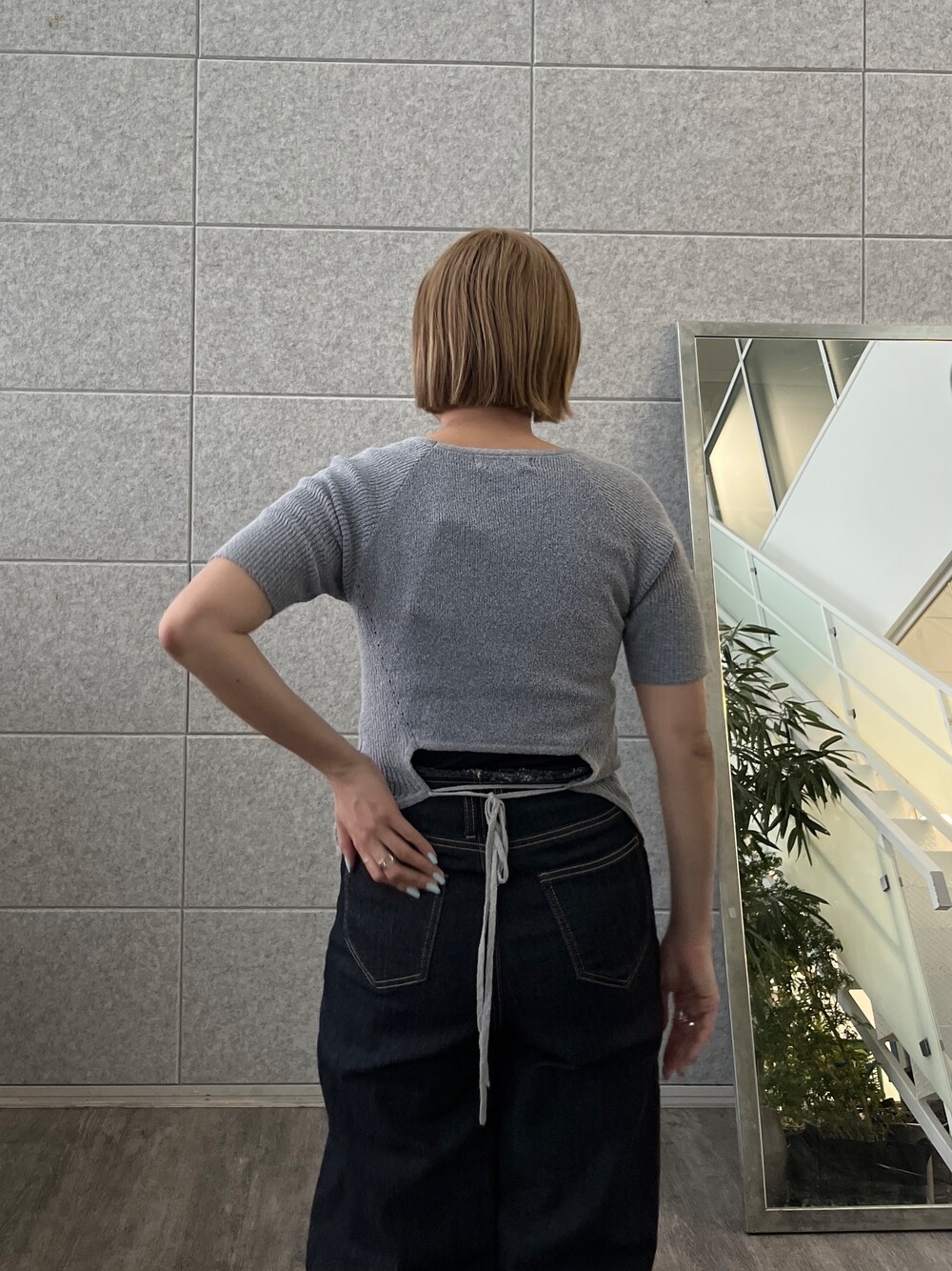 ブルー系のデニムパンツ、ブルー系のニット/セーターを着用したレディースの春コーディネートの7枚目の写真
