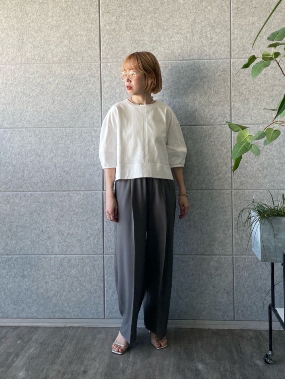 グレー系のその他パンツ、ホワイト系のTシャツ/カットソーを着用したレディースの春コーディネートの2枚目の写真