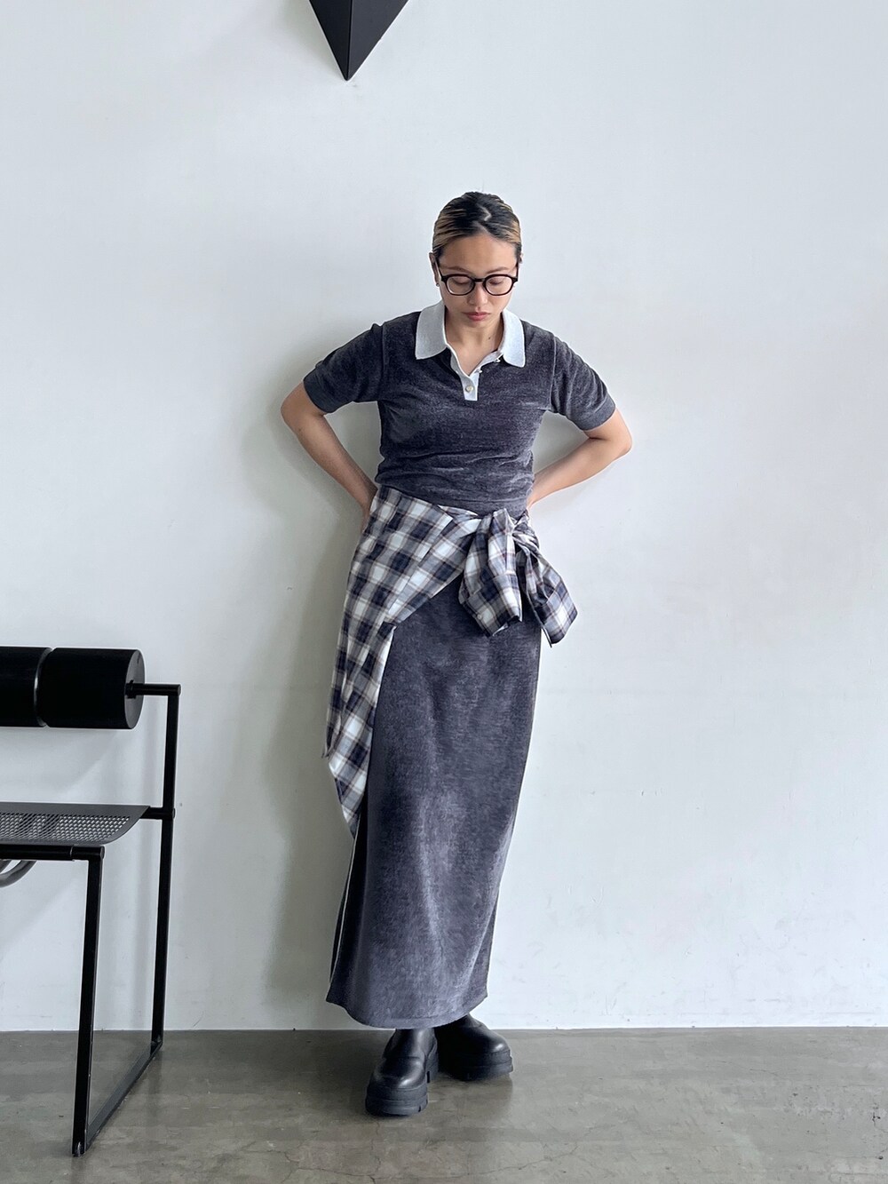 グレー系のニット/セーター、グレー系のスカート、ブルー系のシャツ/ブラウスを着用したレディースの夏コーディネートの2枚目の写真