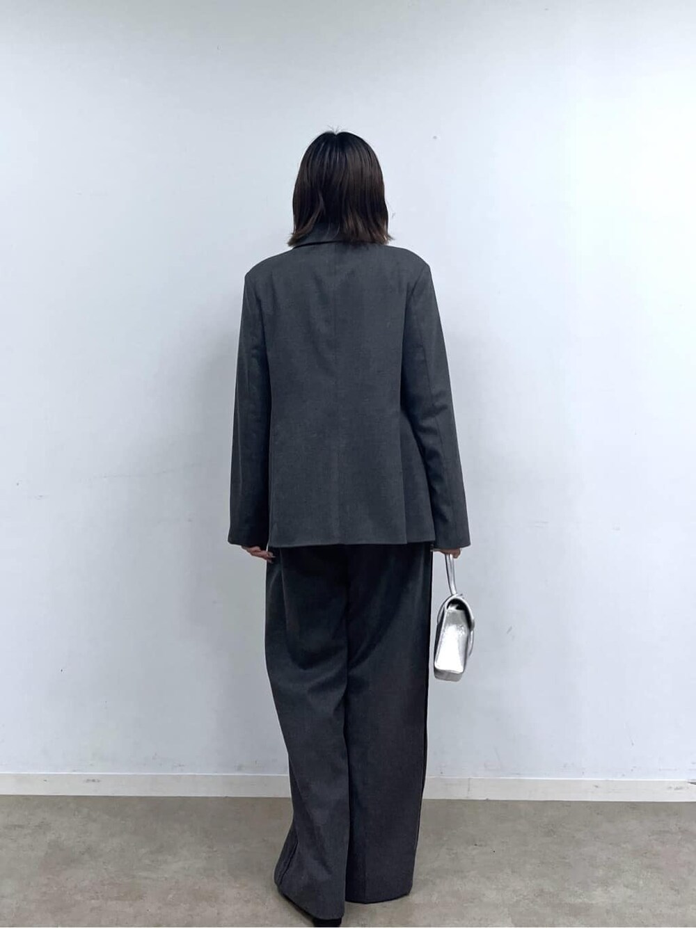 グレー系のテーラードジャケット、グレー系のTシャツ/カットソー、グレー系のその他パンツを着用したレディースの秋コーディネートの9枚目の写真
