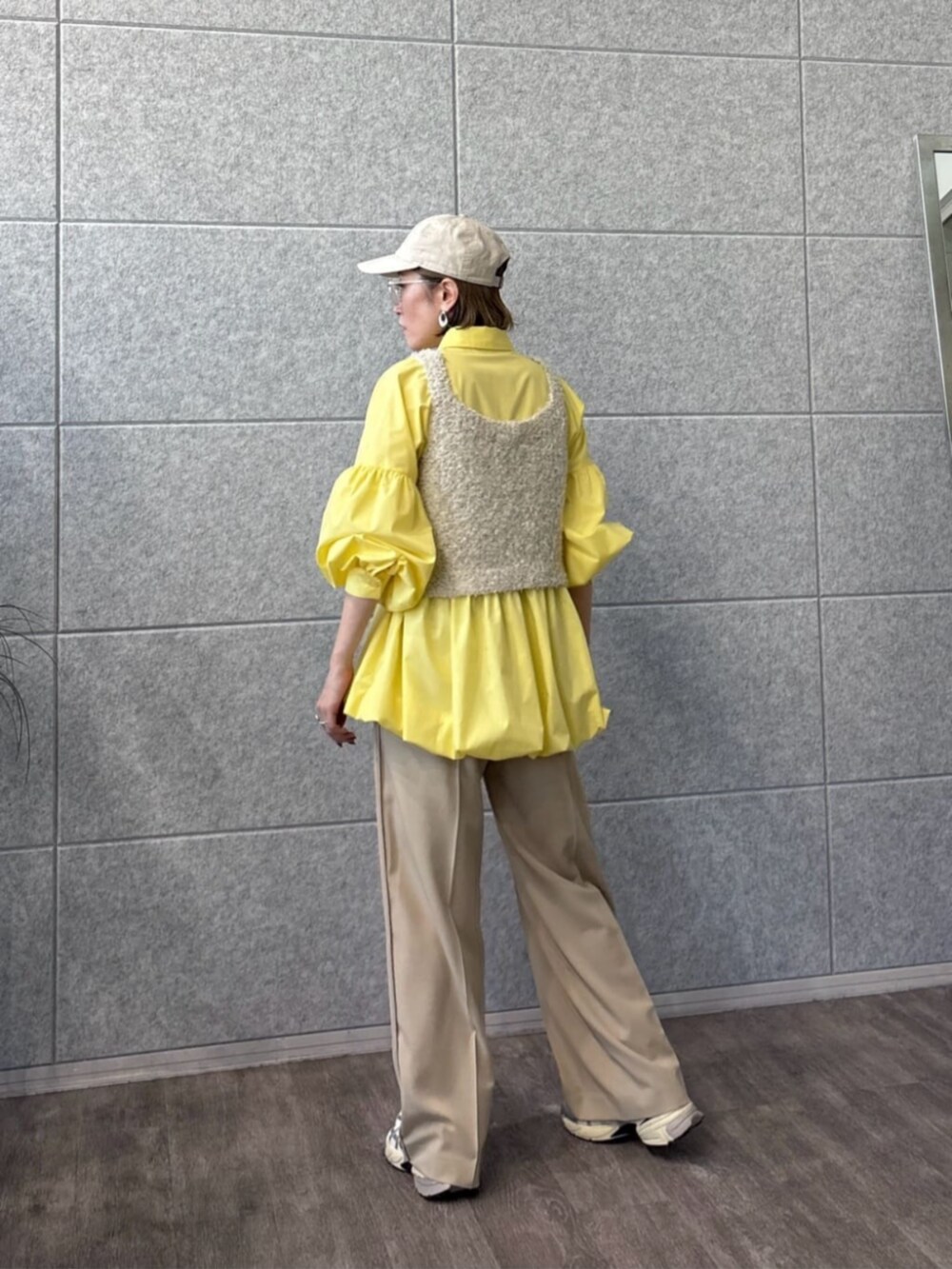ベージュ系のその他パンツ、ホワイト系のベスト、イエロー系のシャツ/ブラウスを着用したレディースの春コーディネートの4枚目の写真