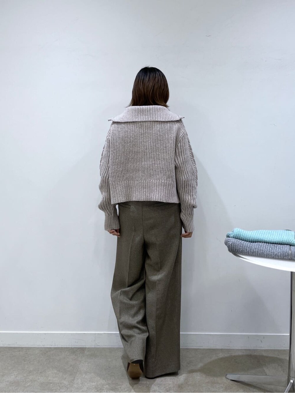 ベージュ系のニット/セーター、ベージュ系のその他パンツを着用したレディースの冬コーディネートの3枚目の写真