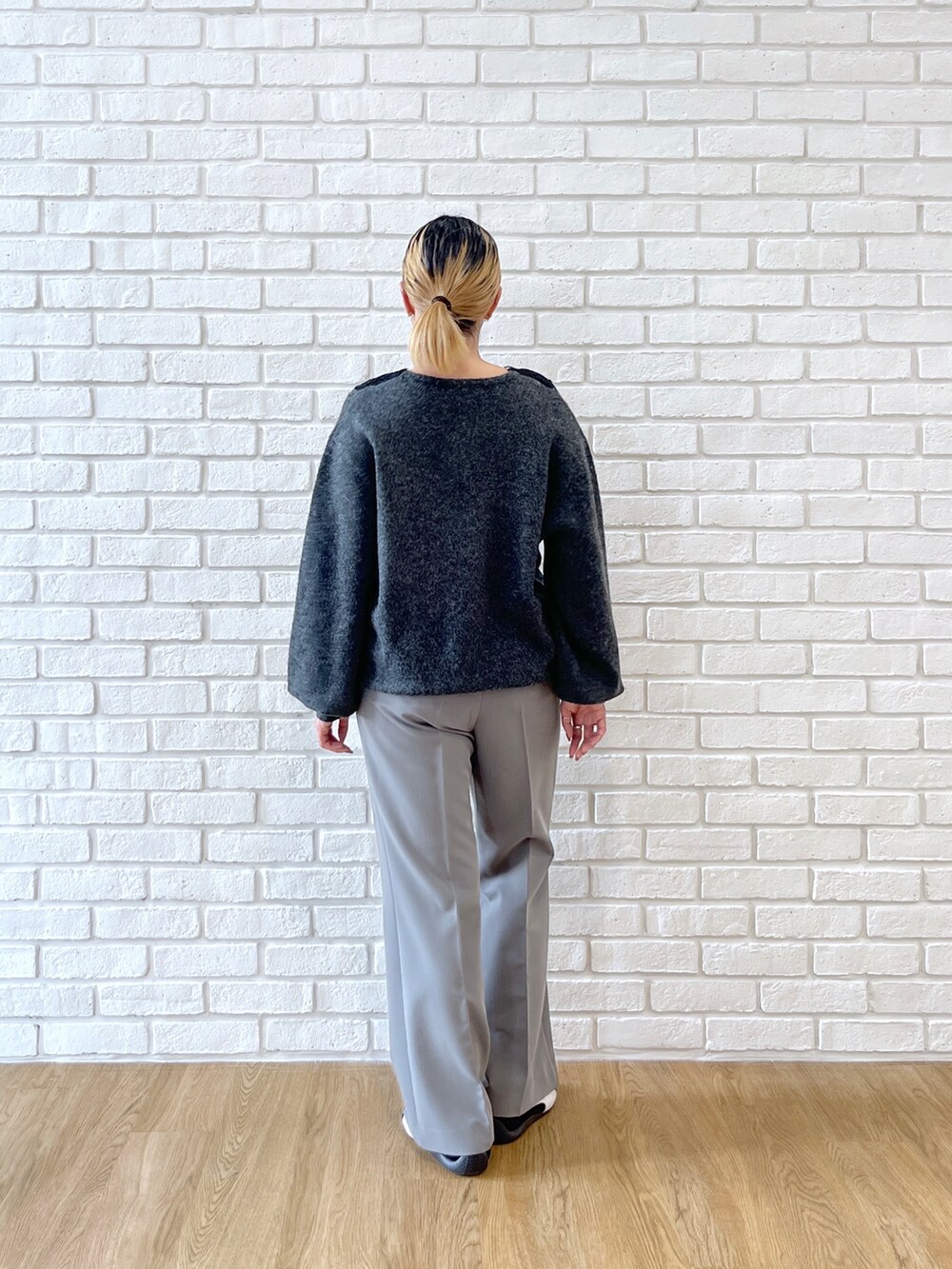 グレー系のニット/セーター、グレー系のその他パンツを着用したレディースの夏コーディネートの4枚目の写真