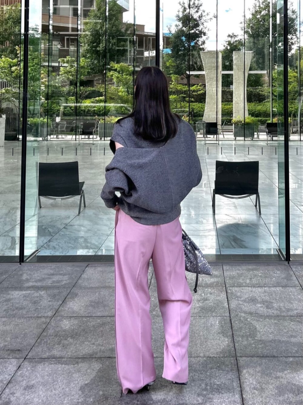 グレー系のカーディガン/ボレロ、ピンク系のその他パンツを着用したレディースの秋コーディネートの4枚目の写真