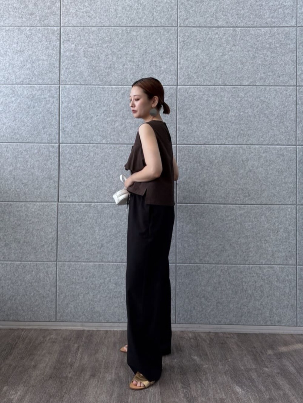 ブラック系のその他パンツ、ブラウン系のシャツ/ブラウスを着用したレディースの夏コーディネートの2枚目の写真