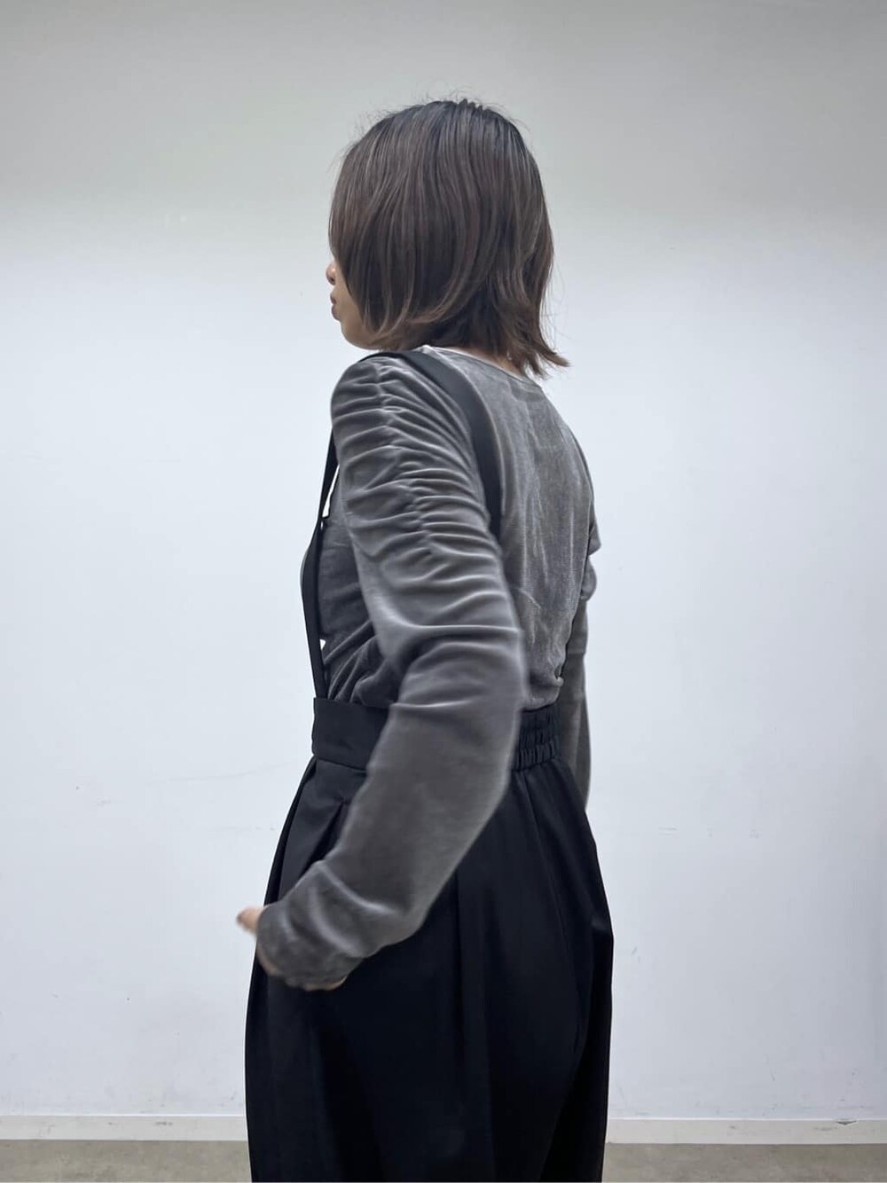 ブラック系のサロペット/オーバーオール、グレー系のTシャツ/カットソー、シルバー系のハンドバッグを着用したレディースの秋コーディネートの8枚目の写真