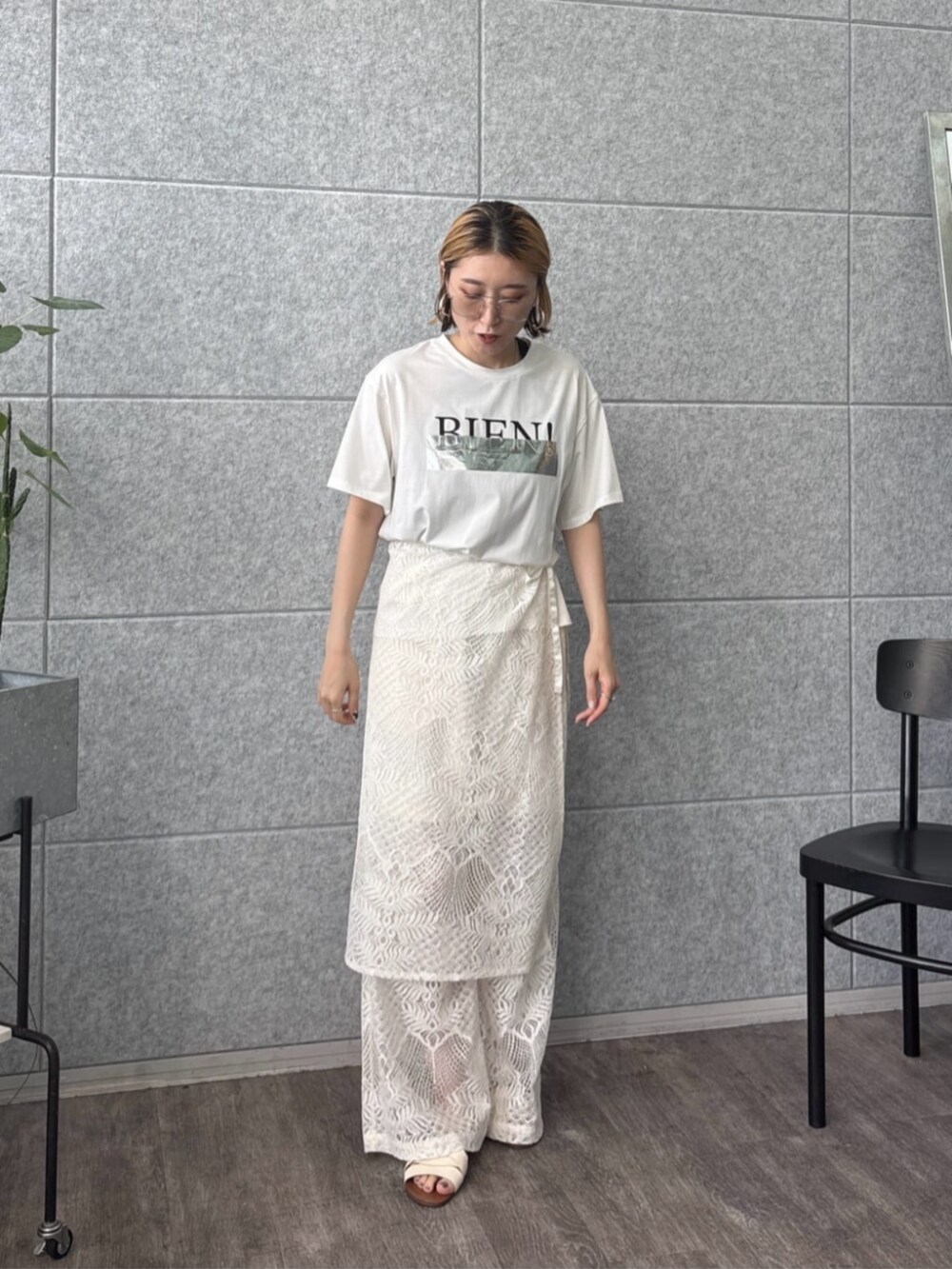 ホワイト系のその他パンツ、ホワイト系のTシャツ/カットソーを着用したレディースの夏コーディネートの2枚目の写真