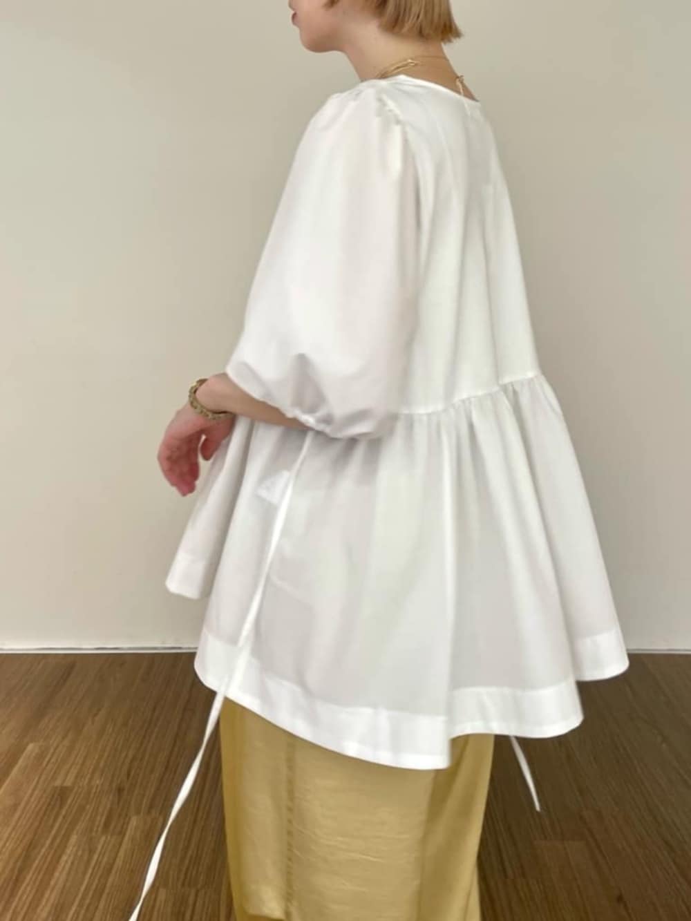 ベージュ系のその他パンツ、ホワイト系のTシャツ/カットソー、グリーン系のキャップを着用したレディースの夏コーディネートの4枚目の写真