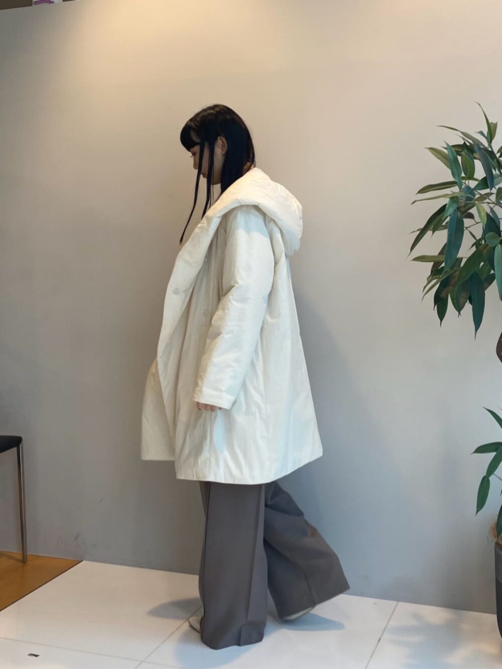 ブラウン系のその他パンツ、ホワイト系のその他アウター、オレンジ系のニット/セーターを着用したレディースの秋コーディネートの2枚目の写真