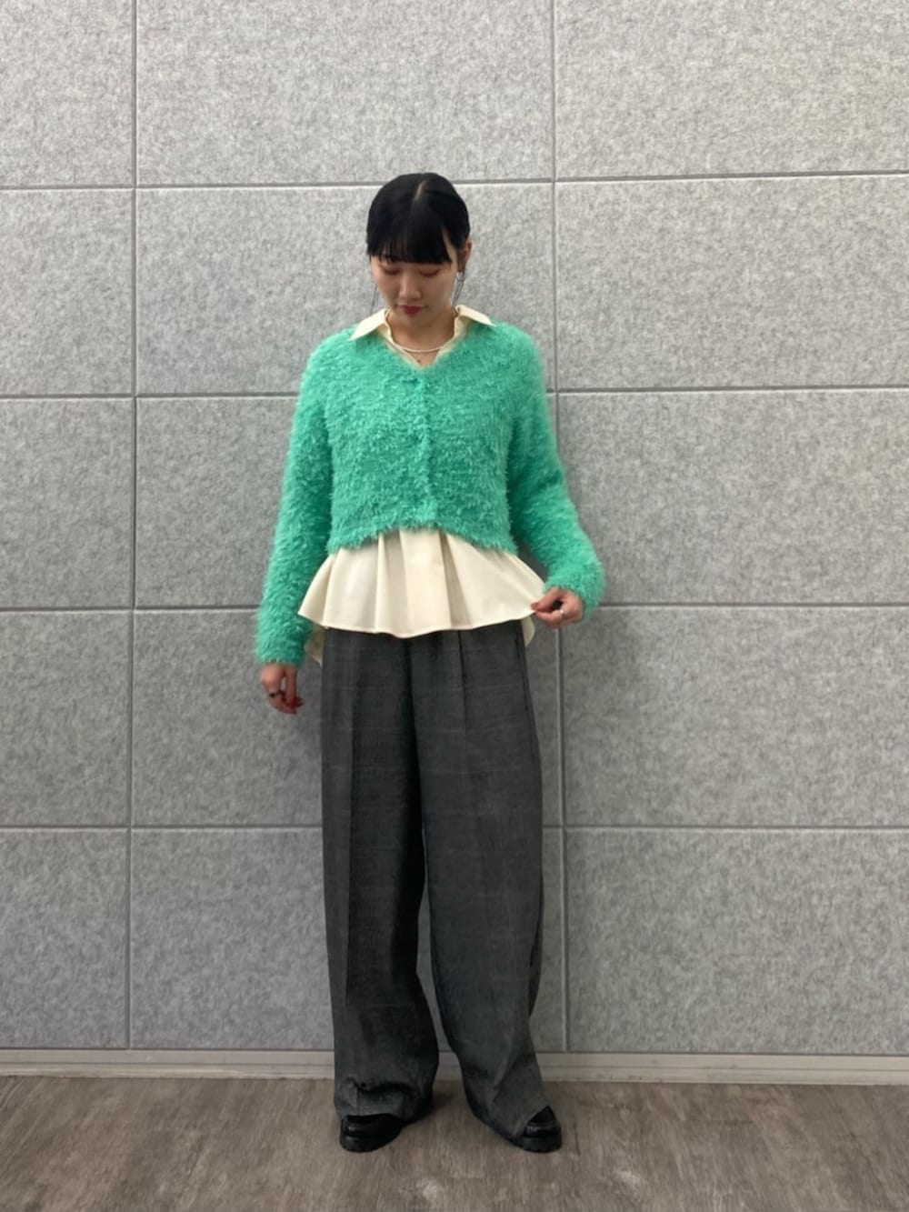 ホワイト系のシャツ/ブラウス、グレー系のその他パンツ、グリーン系のカーディガン/ボレロを着用したレディースの冬コーディネートの2枚目の写真