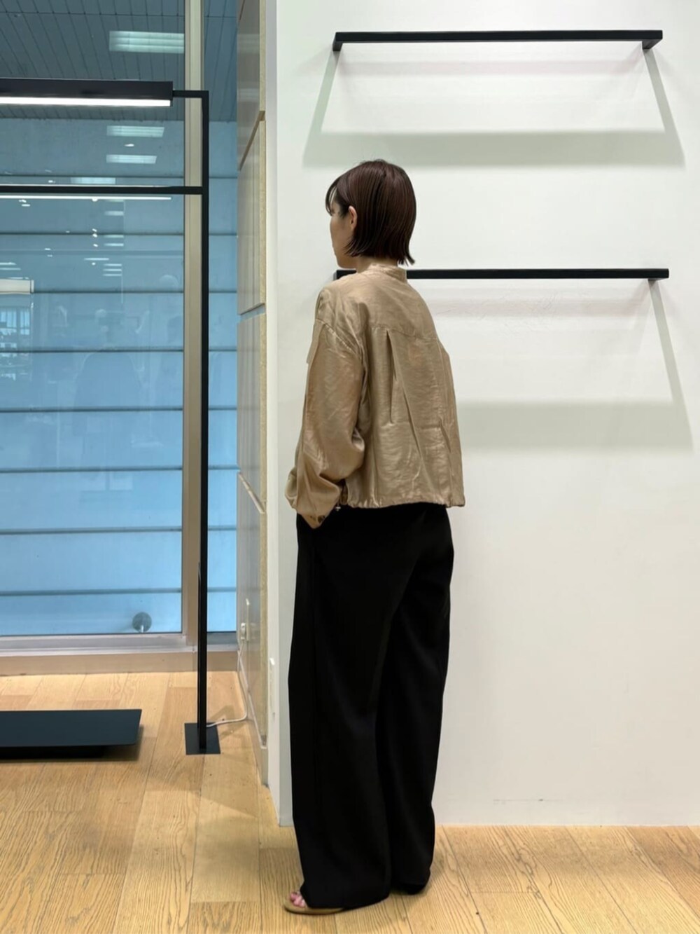 ベージュ系のシャツ/ブラウス、ブラック系のその他パンツ、ベージュ系のサンダルを着用したレディースの秋コーディネートの2枚目の写真