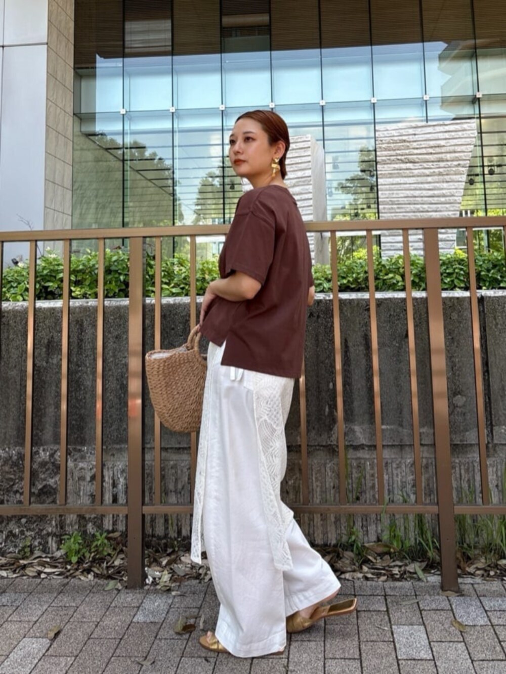 ホワイト系のデニムパンツ、ホワイト系のその他パンツ、ブラウン系のTシャツ/カットソーを着用したレディースの夏コーディネートの2枚目の写真