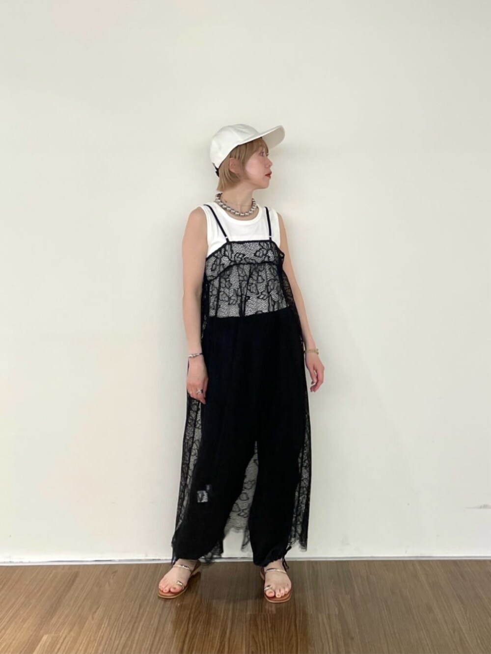 ホワイト系のタンクトップ、ブラック系のワンピース、ブラック系のその他パンツを着用したレディースの夏コーディネートの4枚目の写真