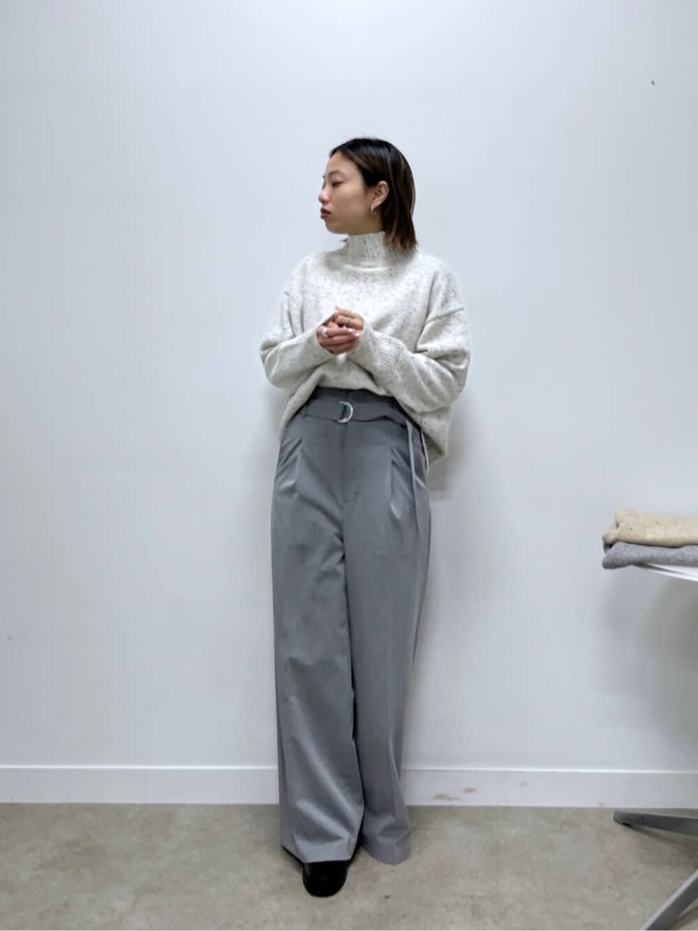 ホワイト系のニット/セーター、グレー系のその他パンツを着用したレディースの冬コーディネートの8枚目の写真