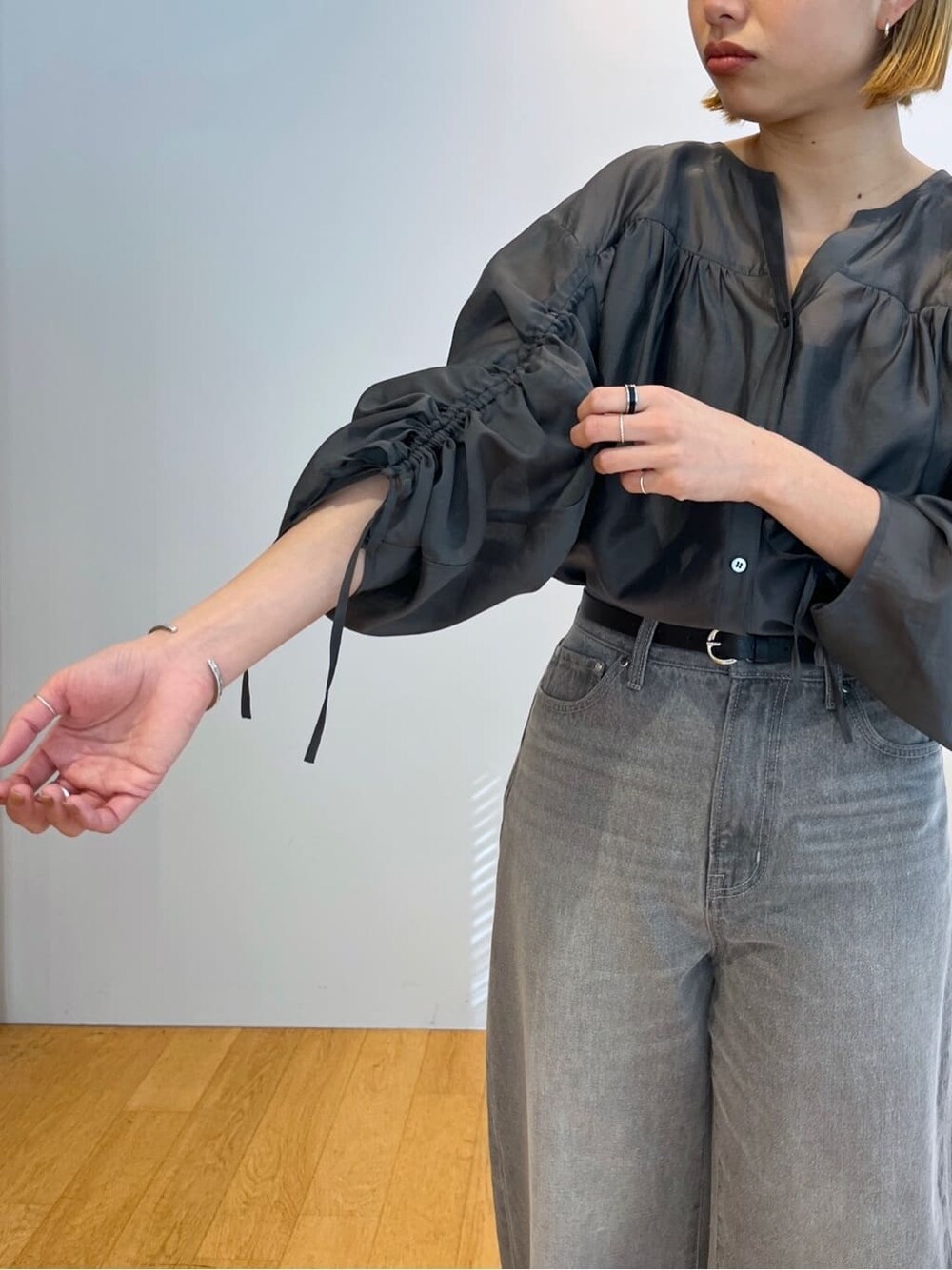 グレー系のシャツ/ブラウス、グレー系のデニムパンツを着用したレディースの冬コーディネートの6枚目の写真