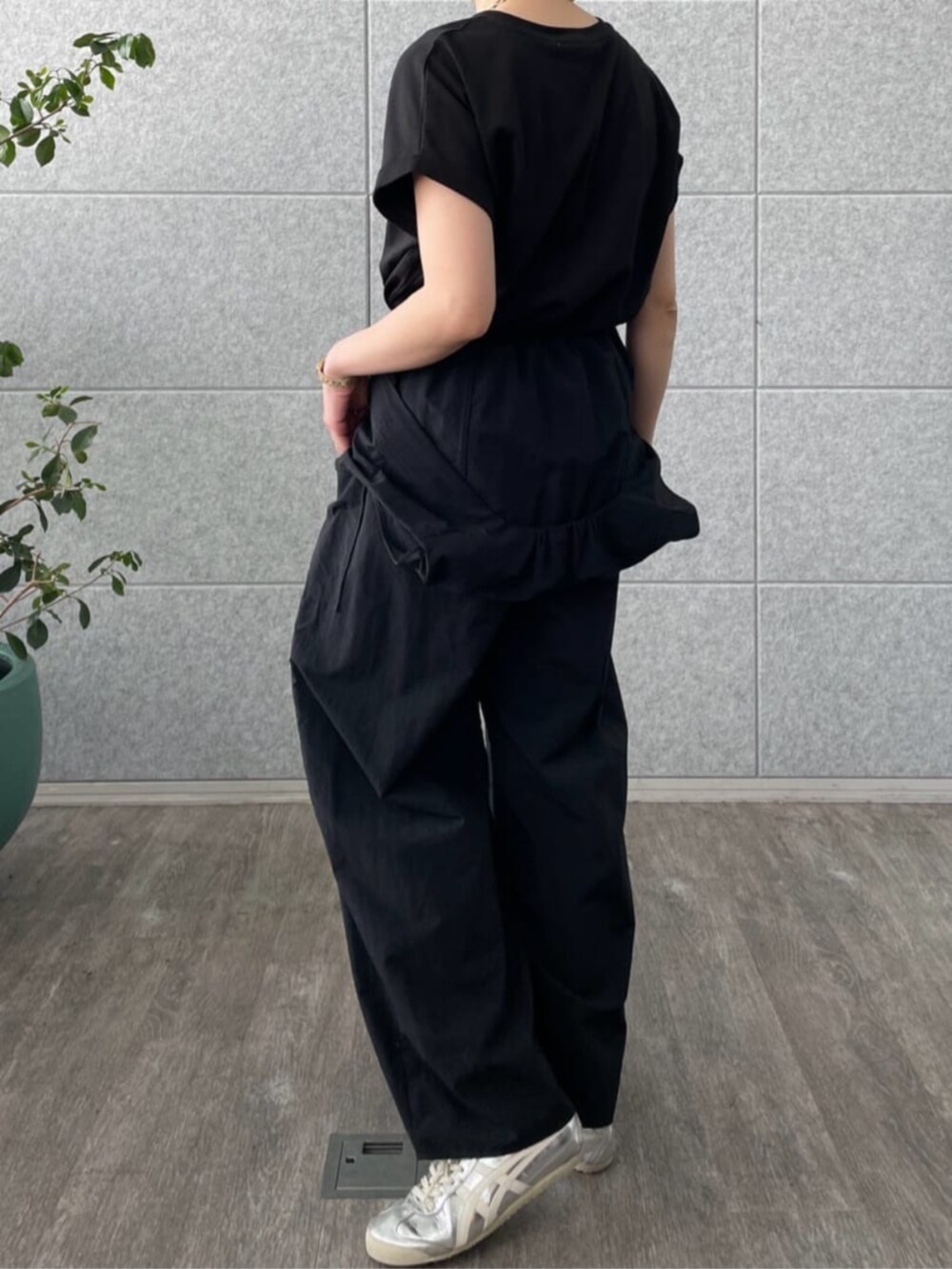 ブラック系のTシャツ/カットソー、ブラック系のサロペット/オーバーオールを着用したレディースの夏コーディネートの4枚目の写真