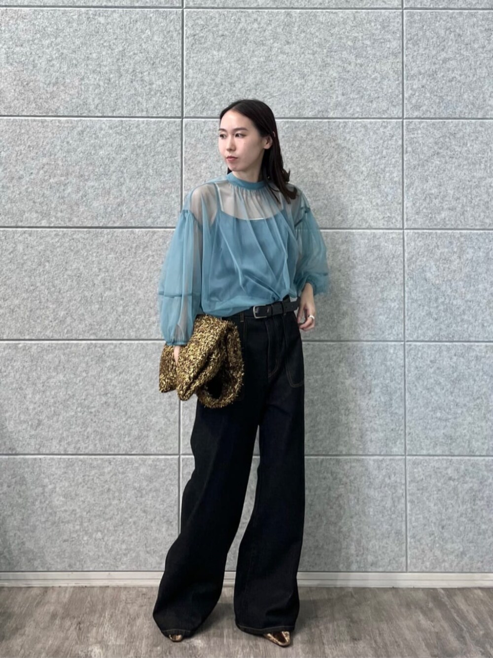 ブラック系のデニムパンツ、ブルー系のシャツ/ブラウスを着用したレディースの秋コーディネートの2枚目の写真