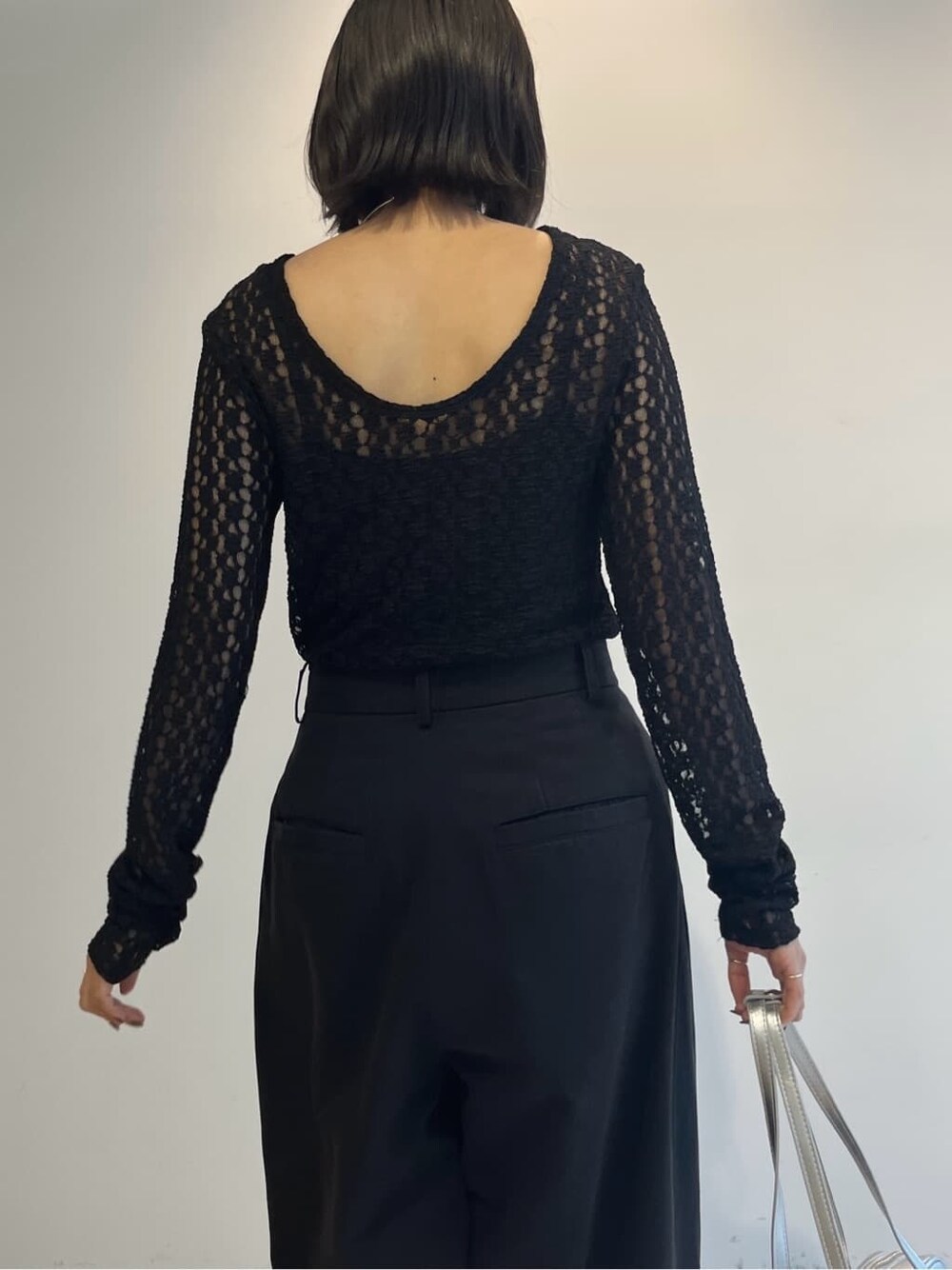 ブラック系のTシャツ/カットソー、ブラック系のその他パンツ、シルバー系のハンドバッグを着用したレディースの秋コーディネートの8枚目の写真
