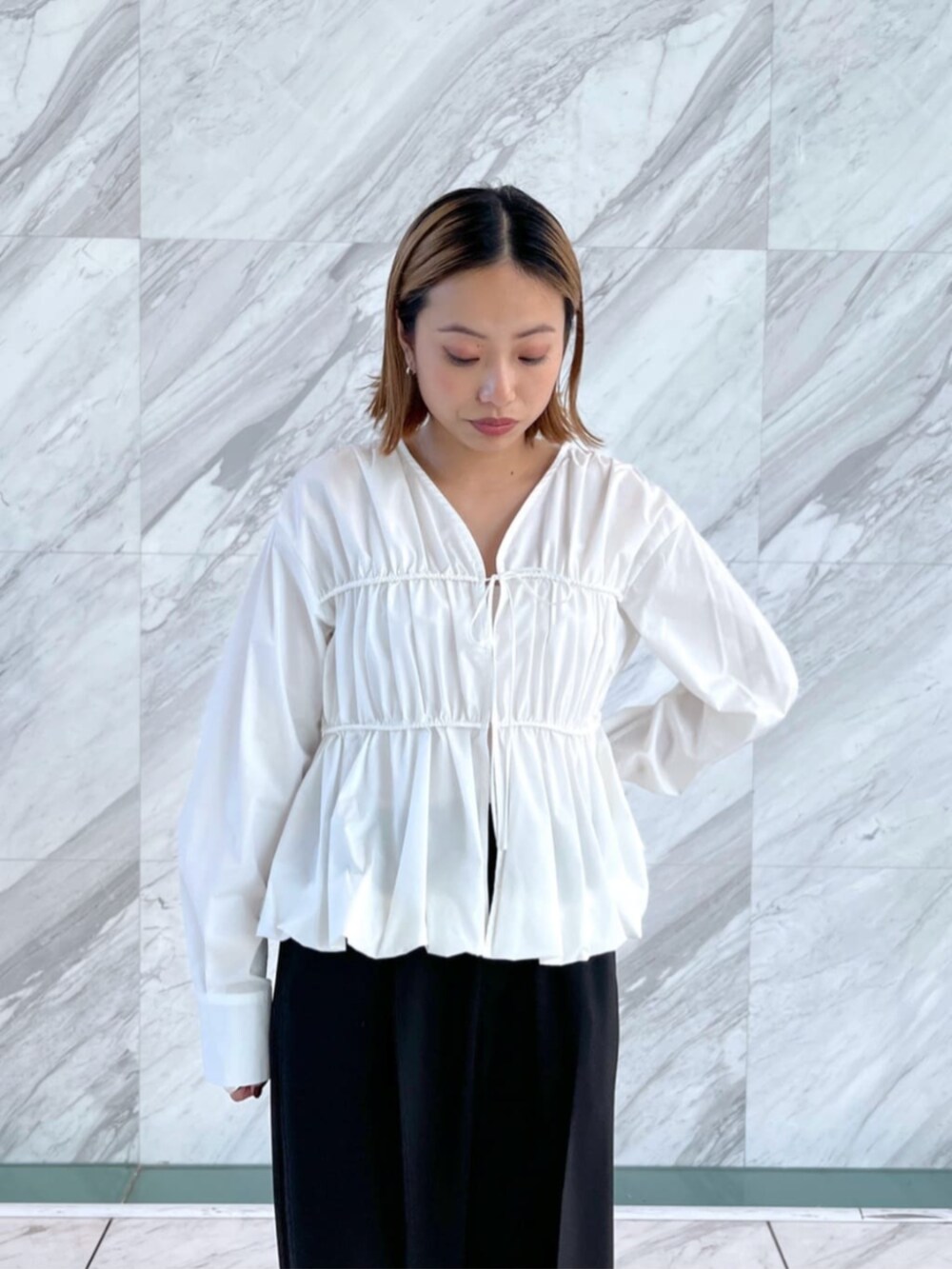 ホワイト系のシャツ/ブラウス、ブラック系のその他パンツを着用したレディースの冬コーディネートの2枚目の写真