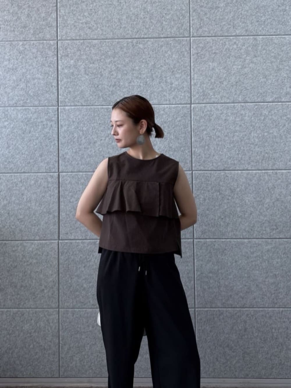 ブラック系のその他パンツ、ブラウン系のシャツ/ブラウスを着用したレディースの夏コーディネートの5枚目の写真