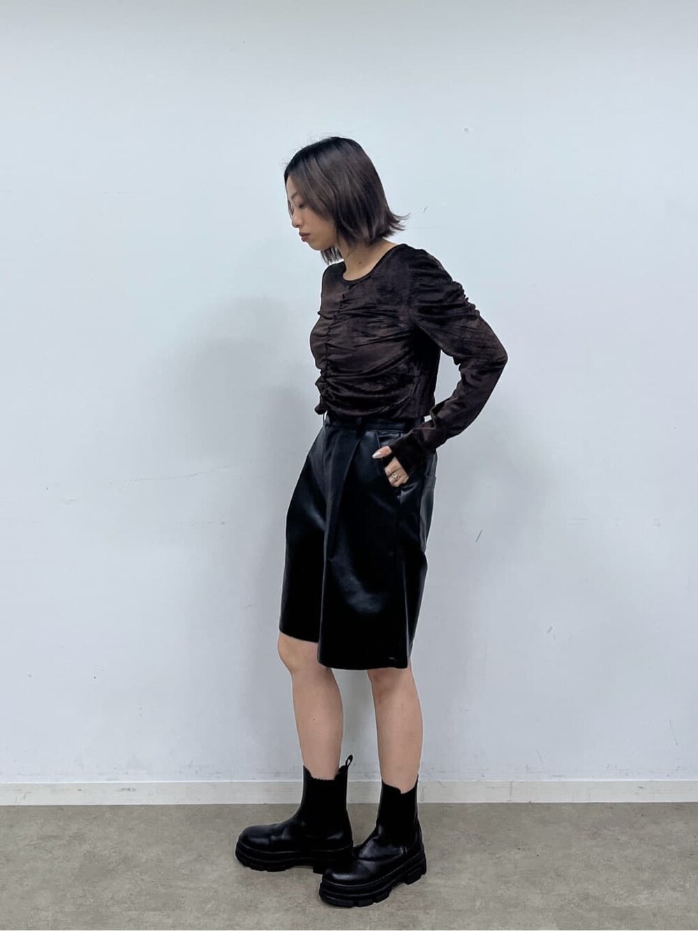 ブラウン系のその他アウター、ブラック系のその他パンツ、ブラウン系のハンドバッグを着用したレディースの秋コーディネートの9枚目の写真