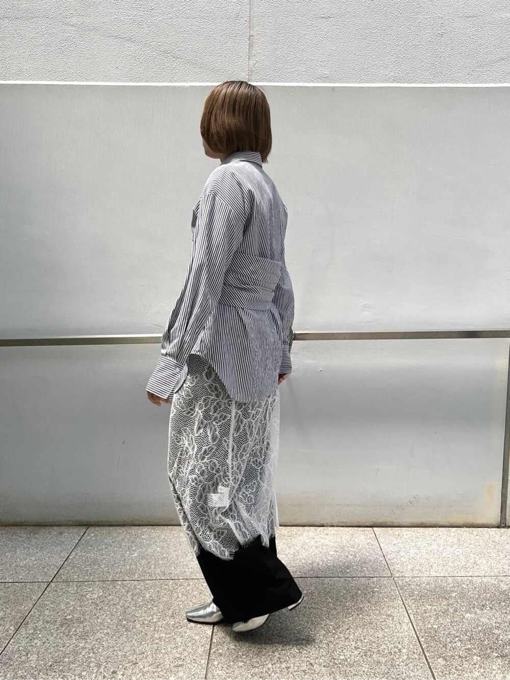 ブラック系のシャツ/ブラウス、ホワイト系のスカート、ブラック系のその他パンツを着用したレディースの春コーディネートの2枚目の写真